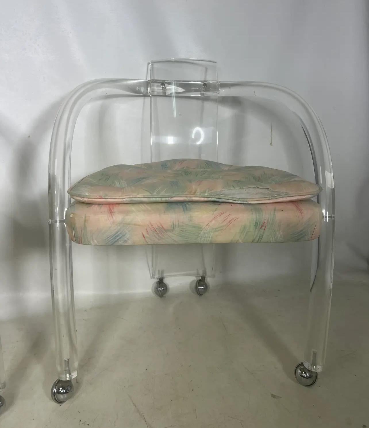 Sconosciuto Coppia di sedie in lucite in stile Charles Hollis Jones in vendita
