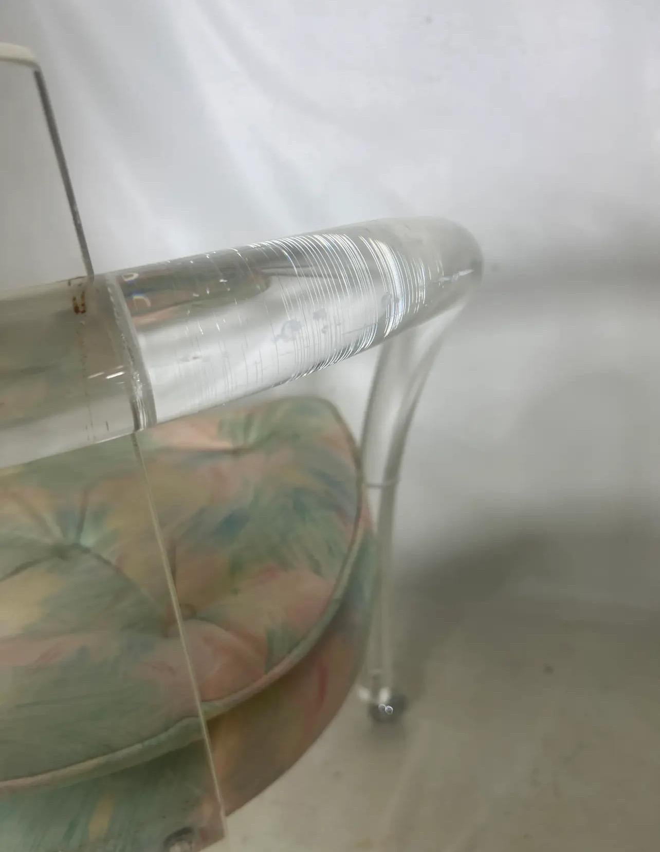 Coppia di sedie in lucite in stile Charles Hollis Jones In condizioni buone in vendita a Esperance, NY