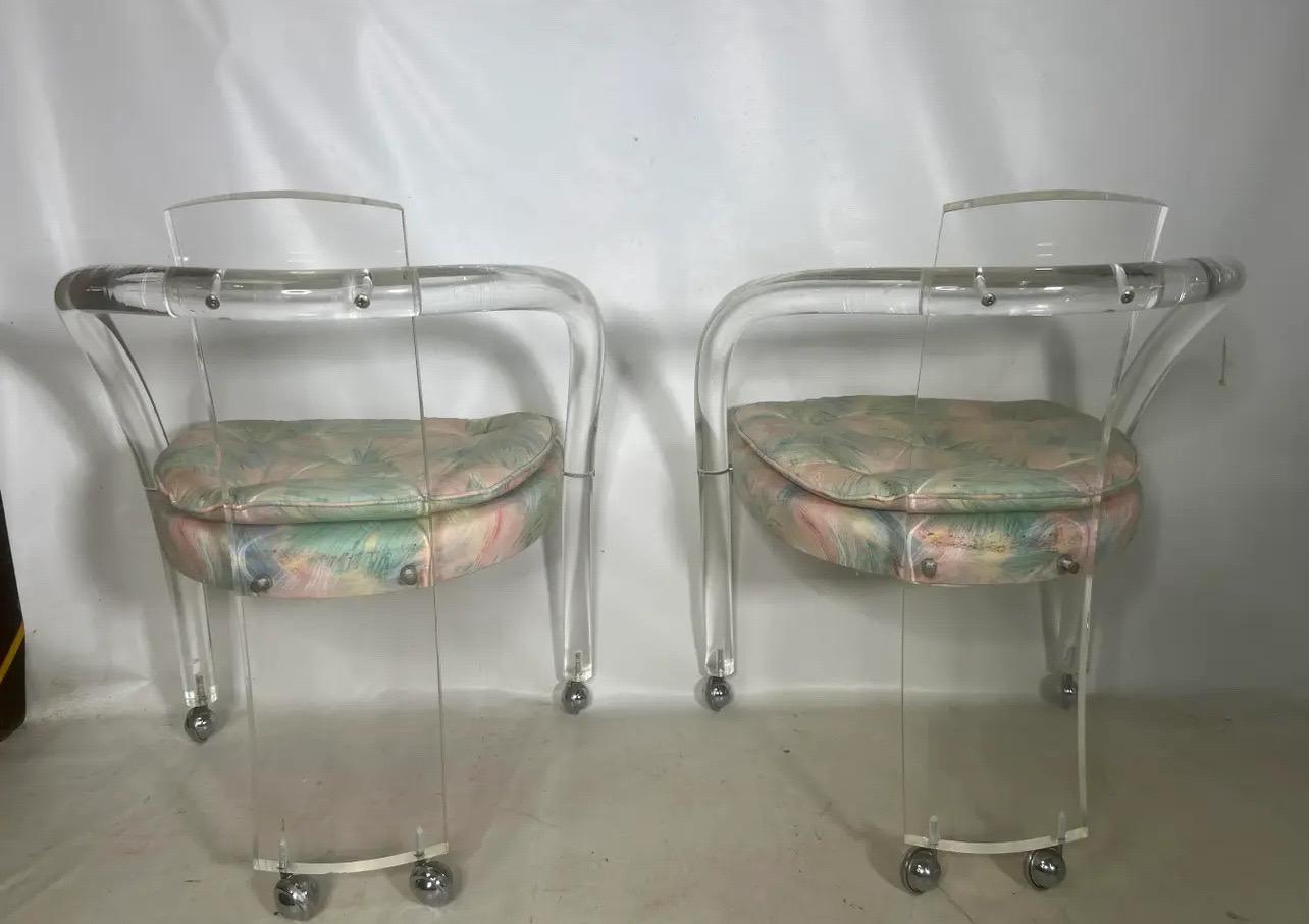 Fine XX secolo Coppia di sedie in lucite in stile Charles Hollis Jones in vendita