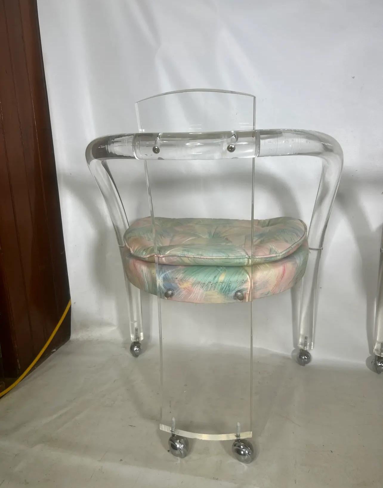 Lucite Coppia di sedie in lucite in stile Charles Hollis Jones in vendita