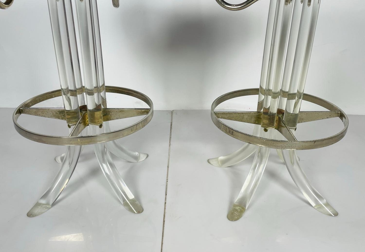 Paire de tabourets de bar en lucite et chrome d'après Charles Hollis Jones, États-Unis, années 1970 en vente 1