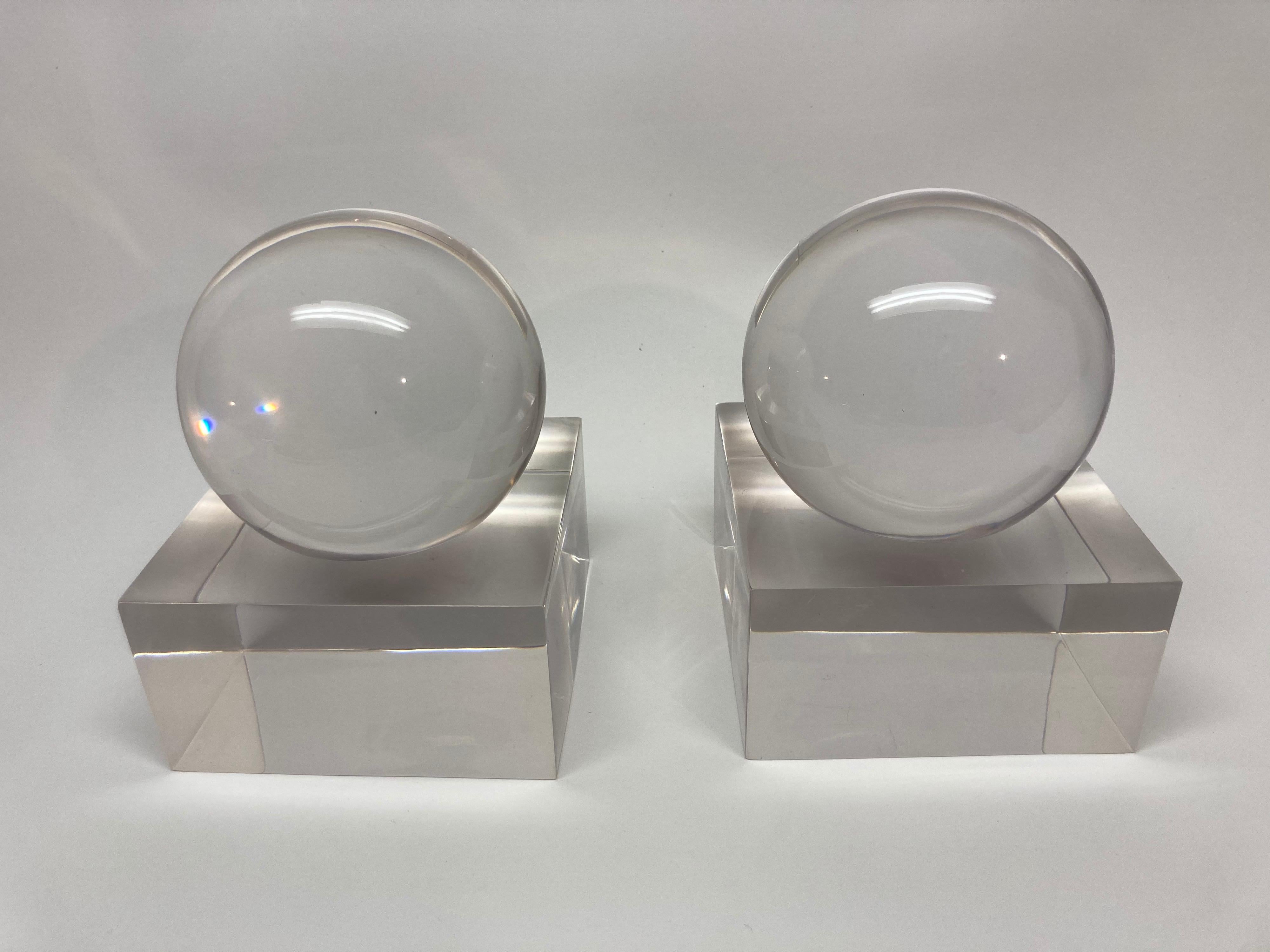 Coppia di grandi terminali in lucite o fermalibri o grandi pesi da carta o ...... molto belli ......