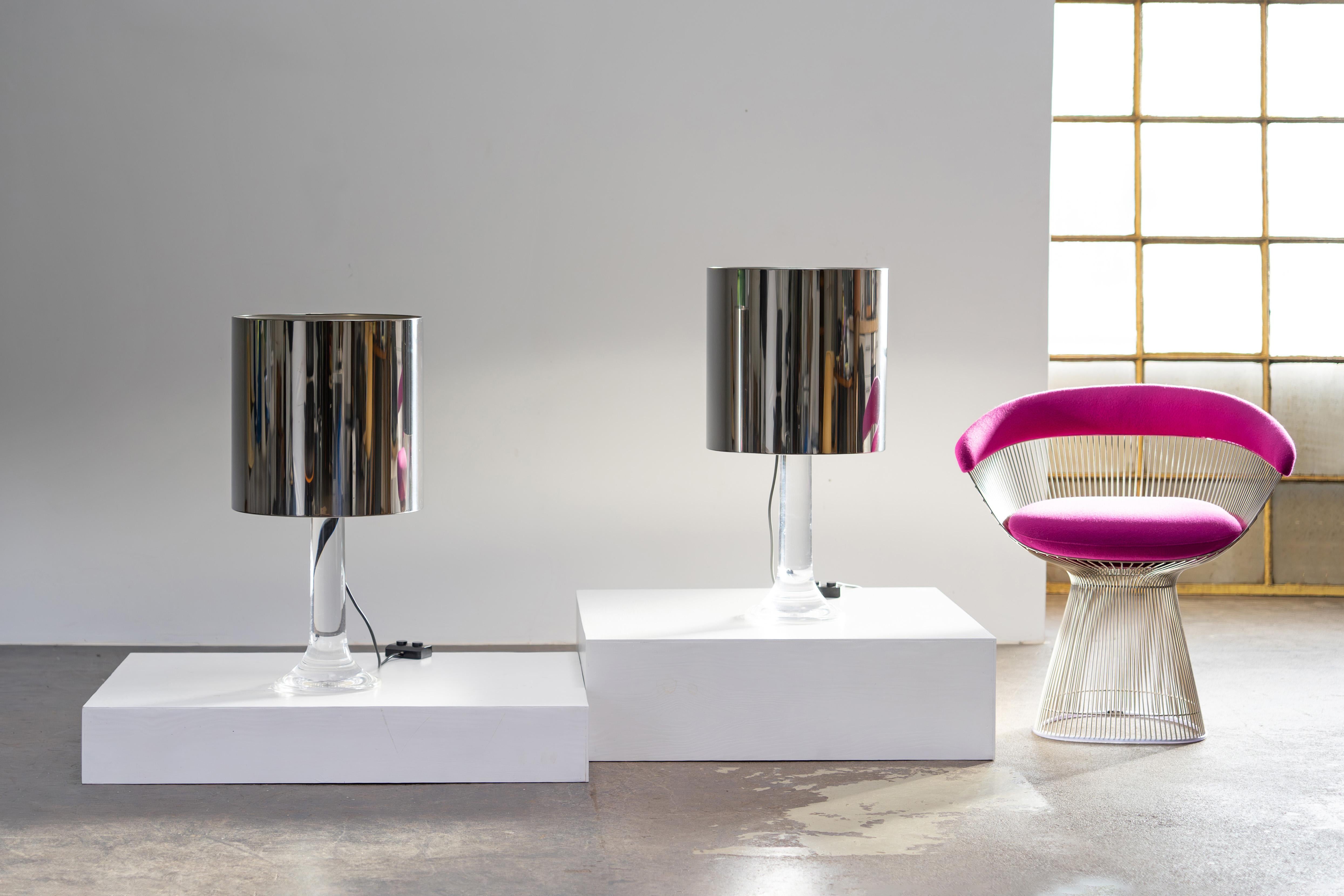 Pareja de lámparas de sobremesa Harvey Guzzini extragrandes, diseñadas por Luigi Massoni en la década de 1960. Estas lámparas presentan un diseño atemporal de mediados de siglo combinado con materiales de alta calidad, como una sólida base cónica