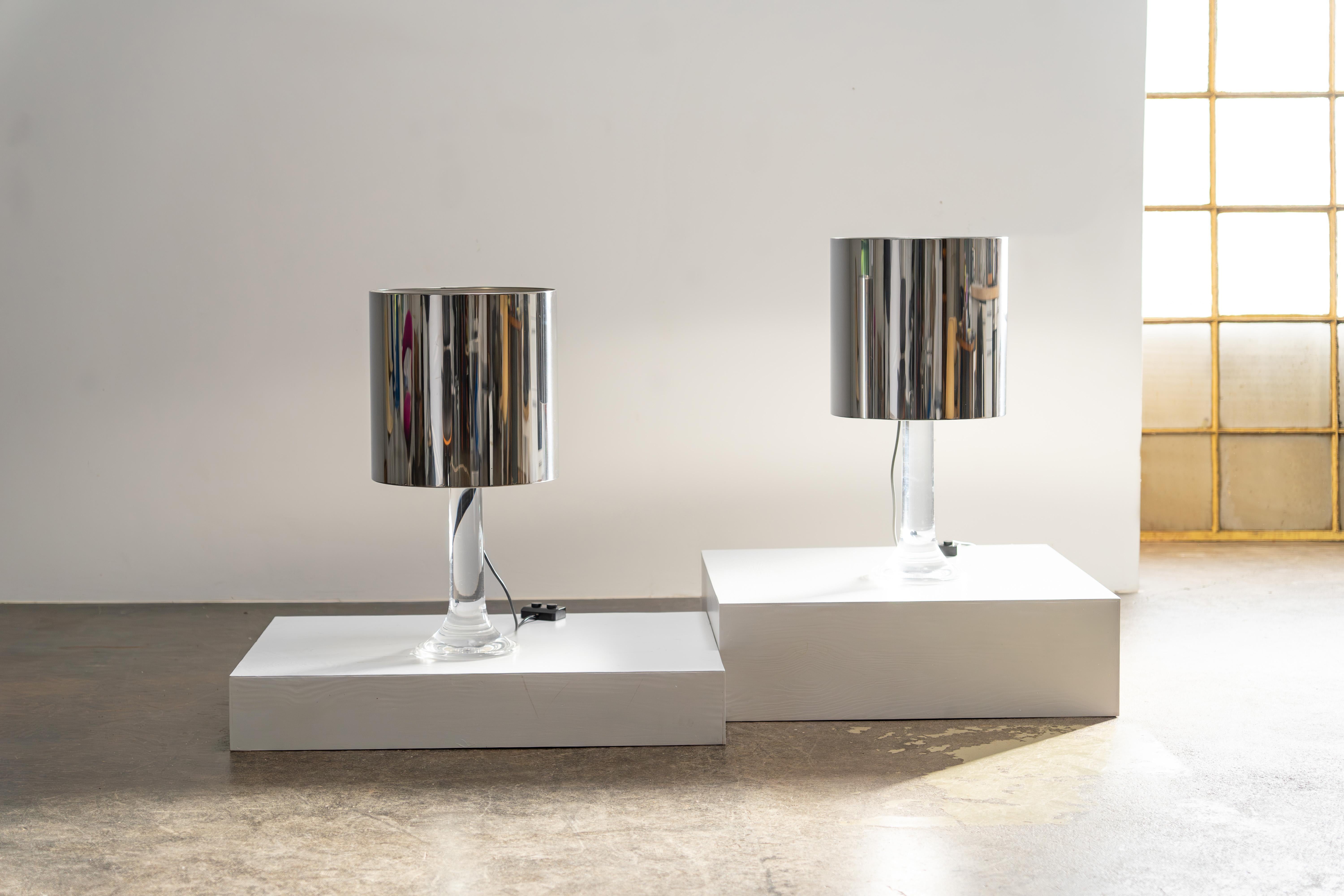 Pareja de lámparas de mesa Harvey Guzzini de lucite Italia, años 70 Moderno de mediados de siglo en venta
