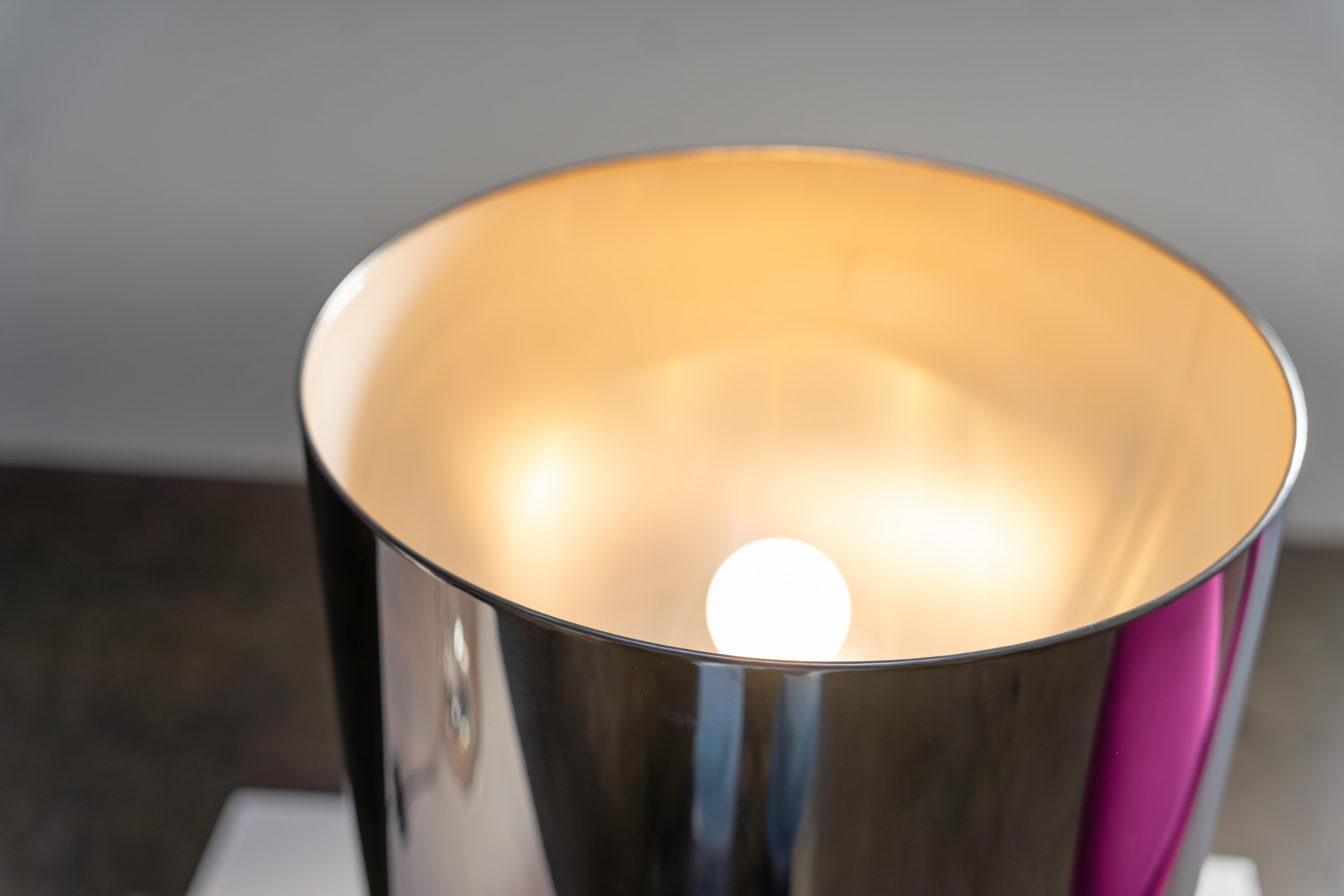 Pareja de lámparas de mesa Harvey Guzzini de lucite Italia, años 70 en venta 1