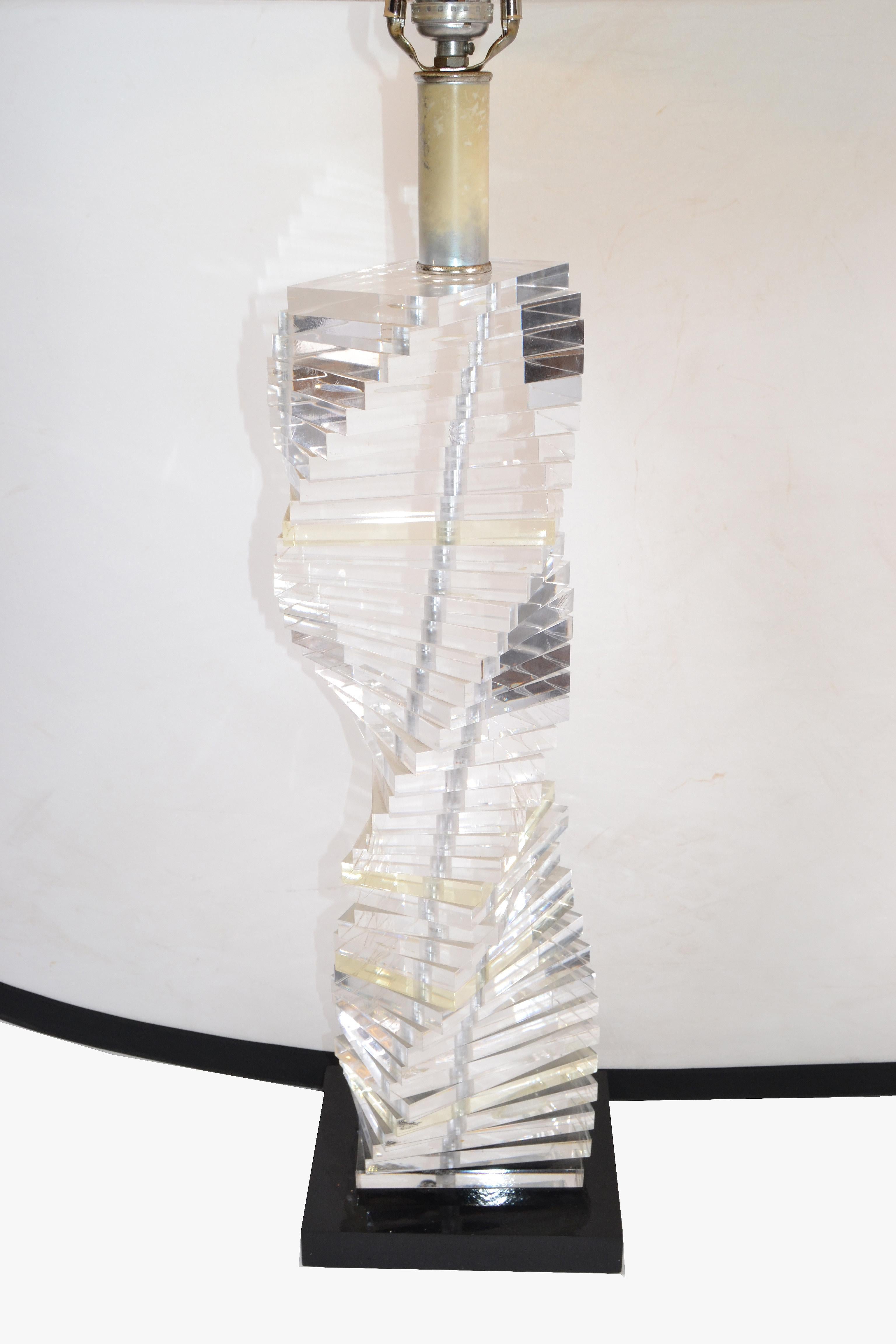 Pair of Mid-Century Modern Stacked Clear Lucite Lamps Spiral Staircase Design For Sale 3