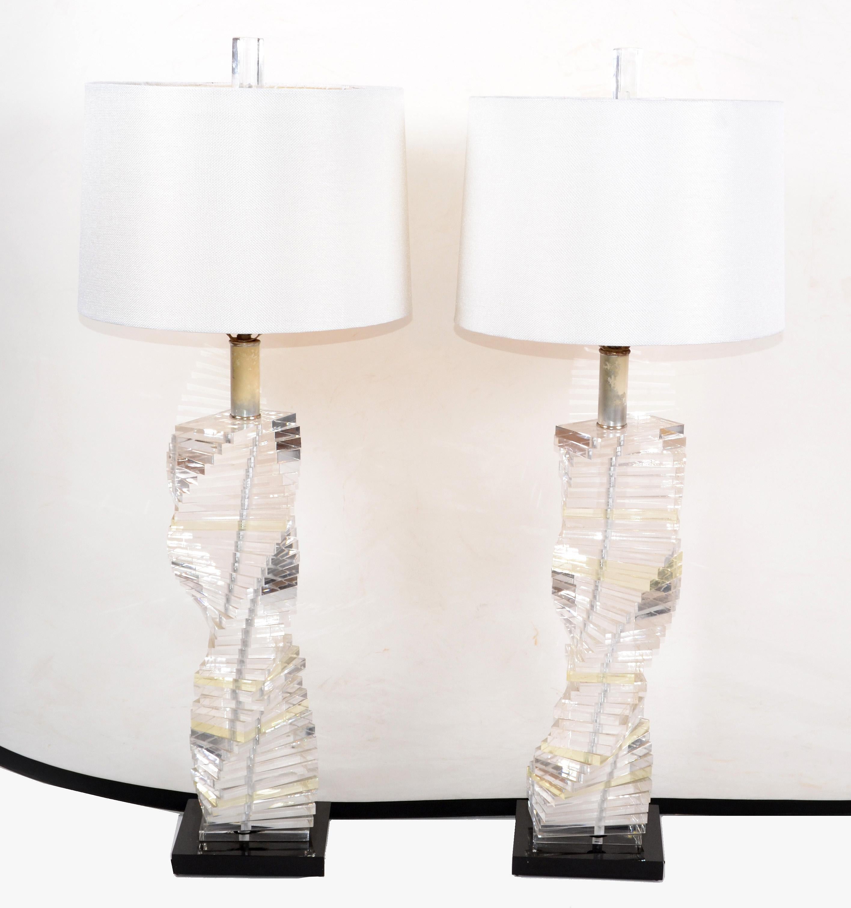American Pair of Mid-Century Modern Stacked Clear Lucite Lamps Spiral Staircase Design For Sale