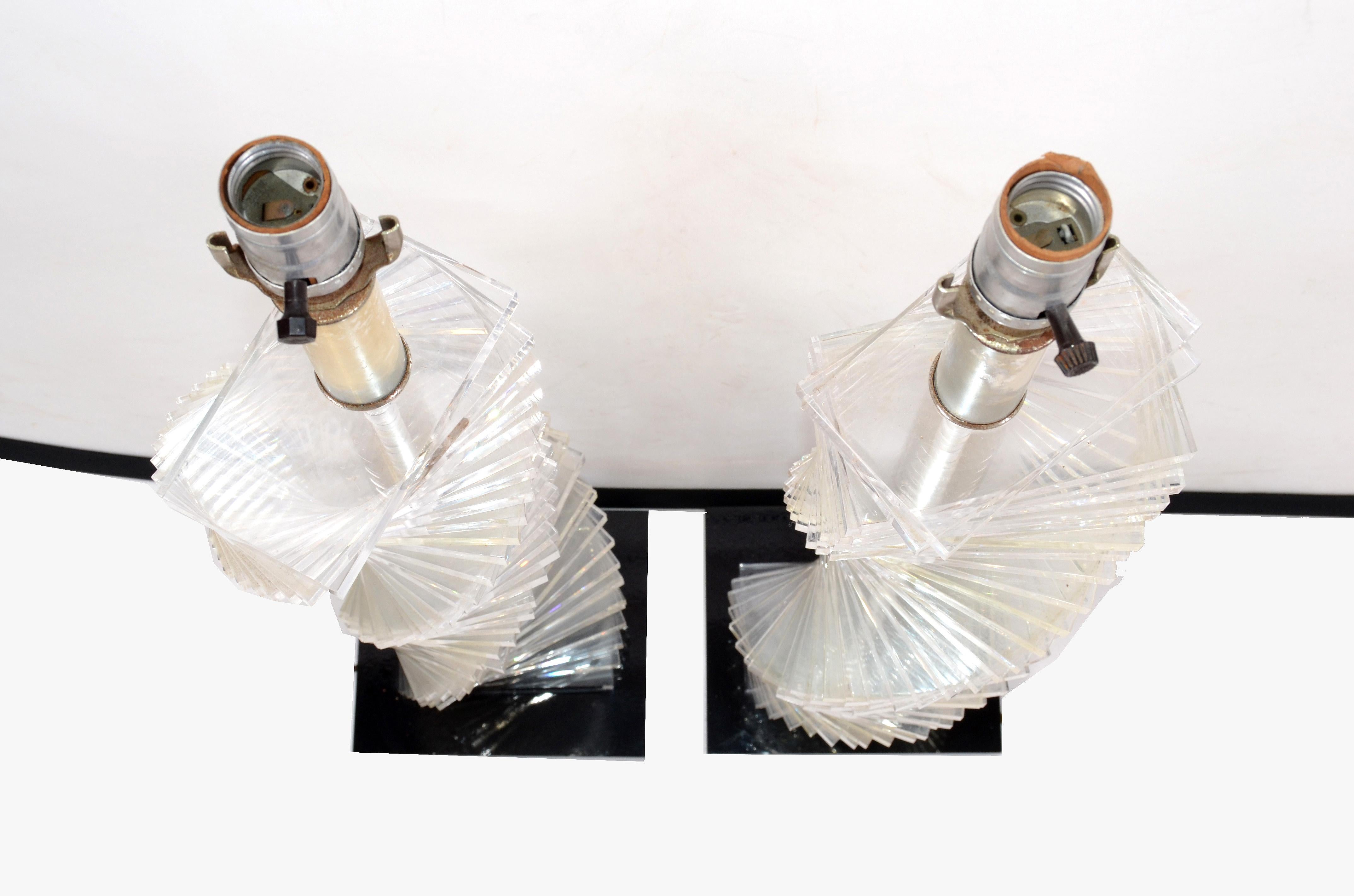 Hand-Crafted Pair of Mid-Century Modern Stacked Clear Lucite Lamps Spiral Staircase Design For Sale