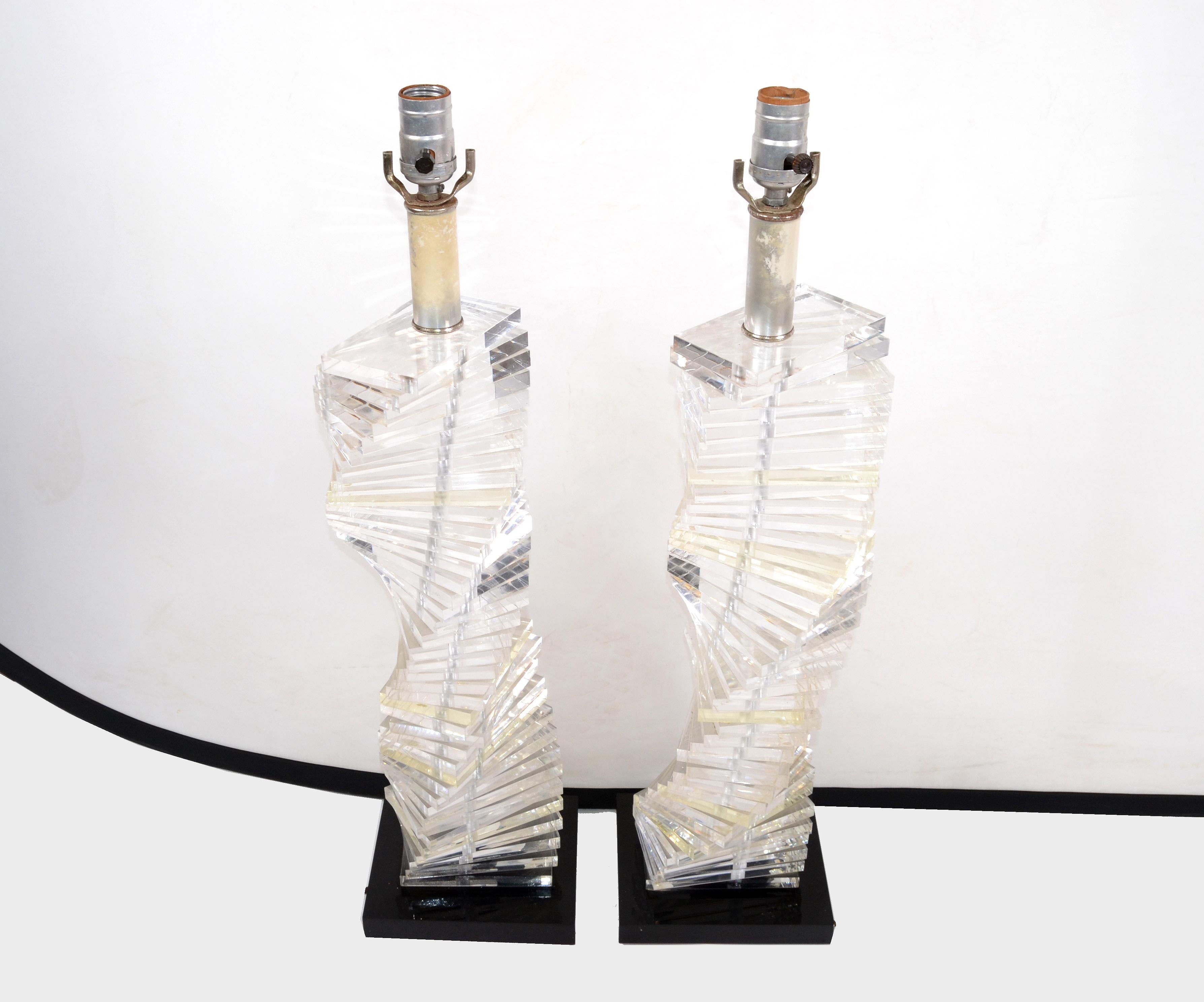Pair of Mid-Century Modern Stacked Clear Lucite Lamps Spiral Staircase Design In Good Condition For Sale In Miami, FL