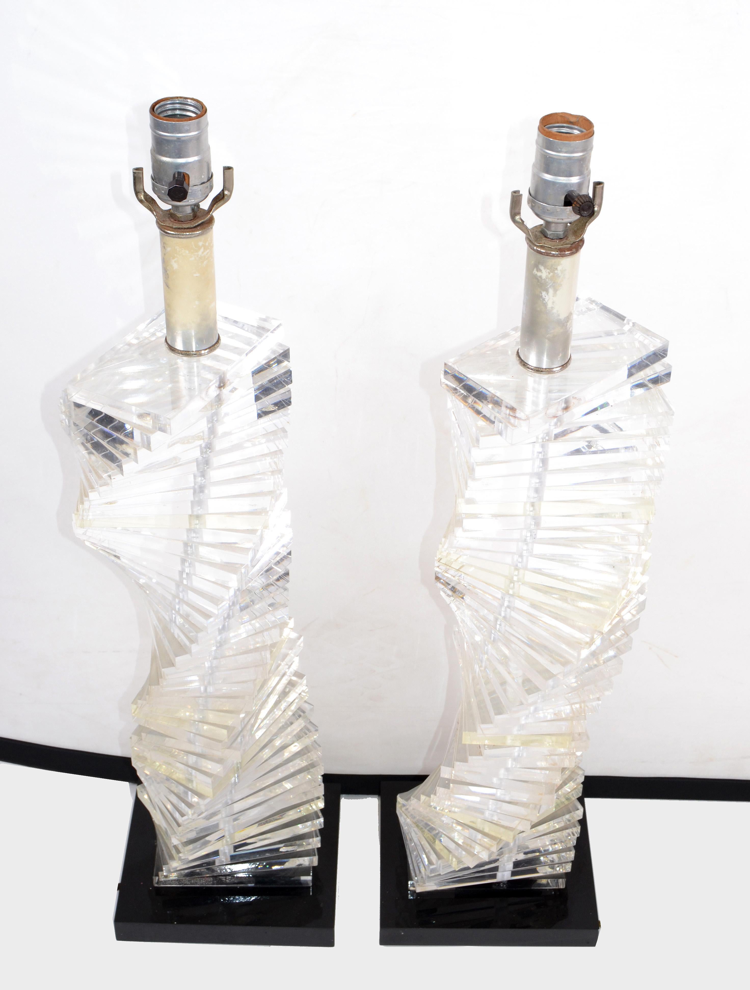 Late 20th Century Pair of Mid-Century Modern Stacked Clear Lucite Lamps Spiral Staircase Design For Sale