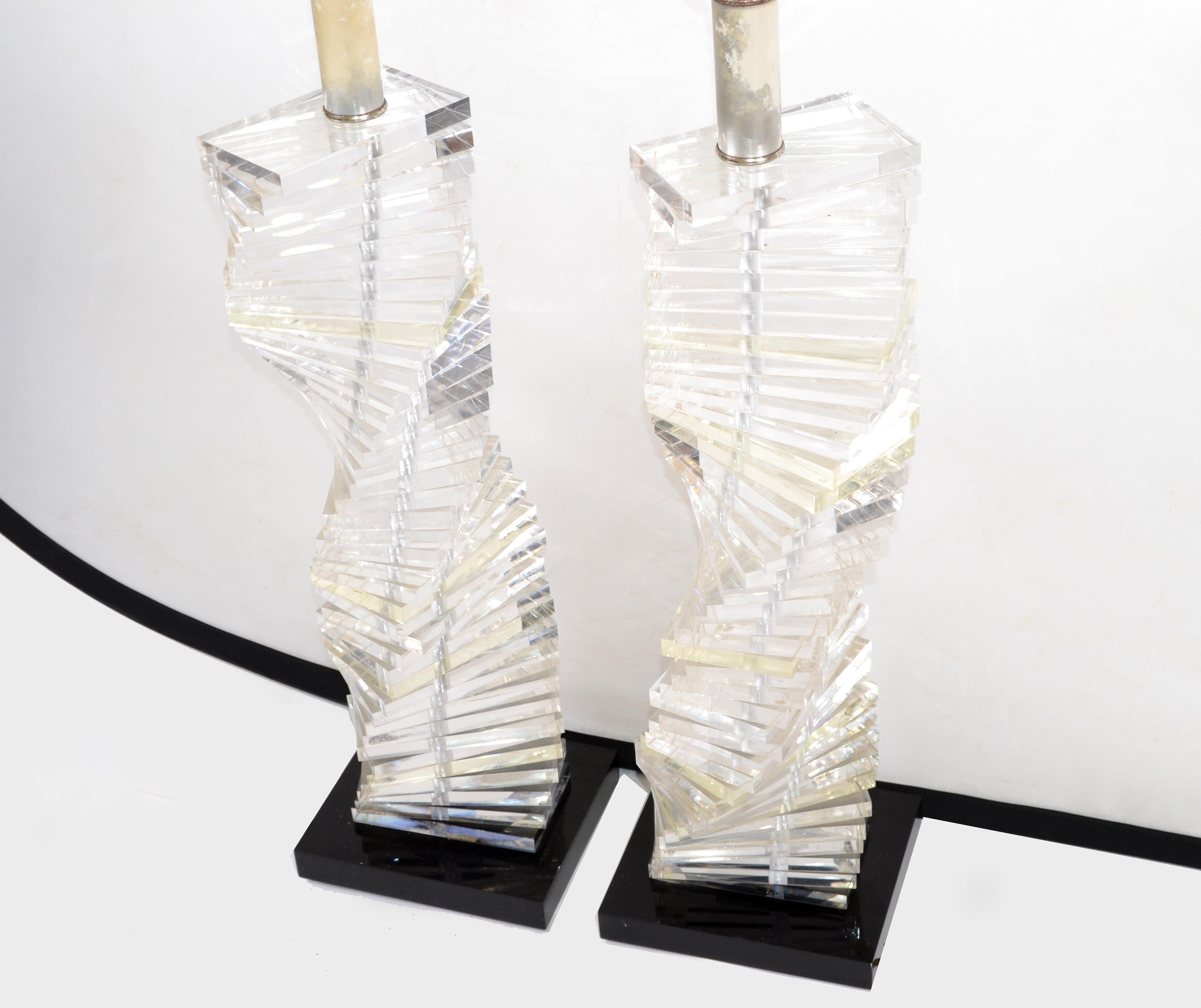 Metal Pair of Mid-Century Modern Stacked Clear Lucite Lamps Spiral Staircase Design For Sale