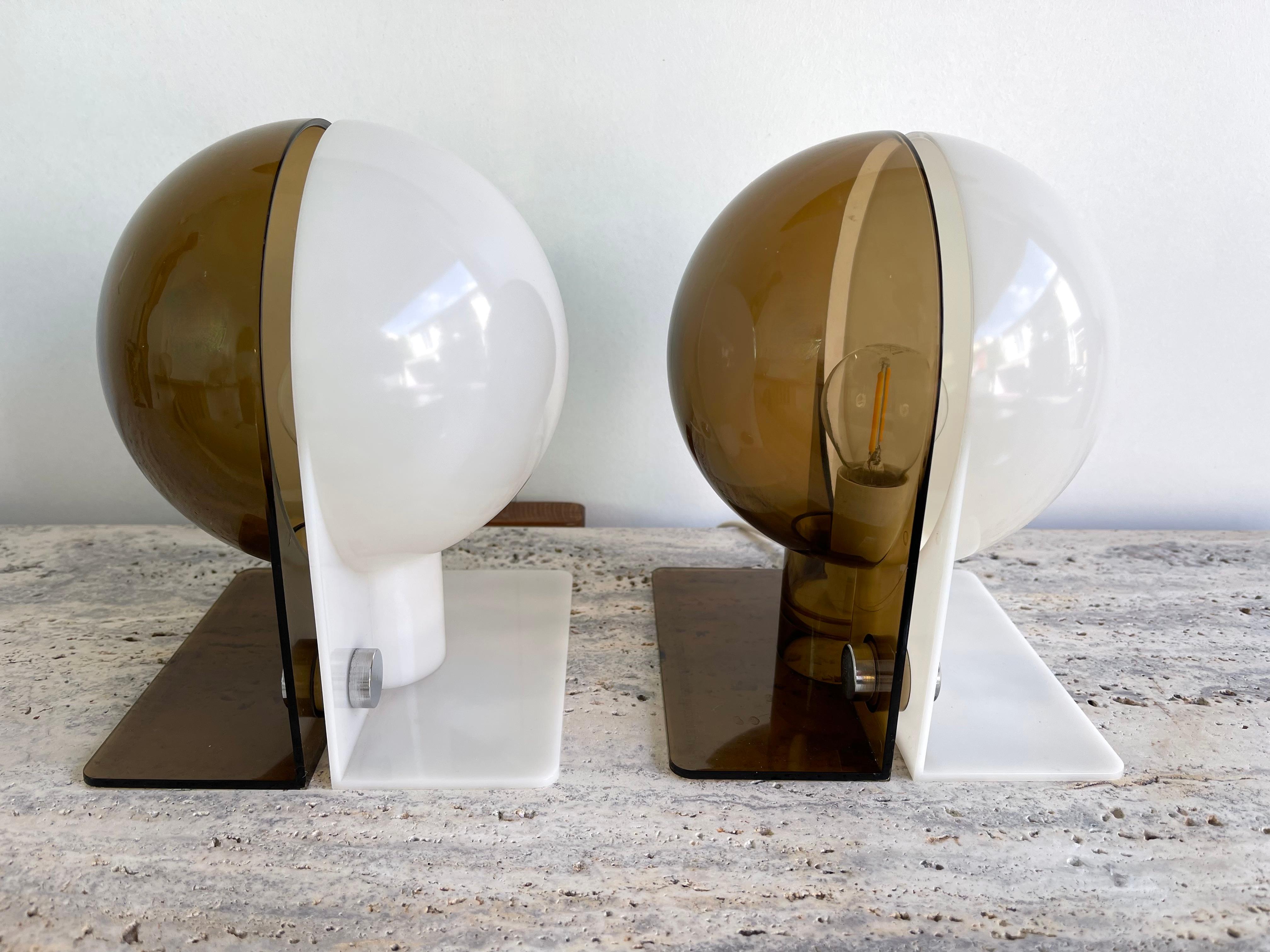 Pair of Lucite Lamps Sirio by Brazzoni Lampa for Harvey Guzzini. Italy, 1970s For Sale 4