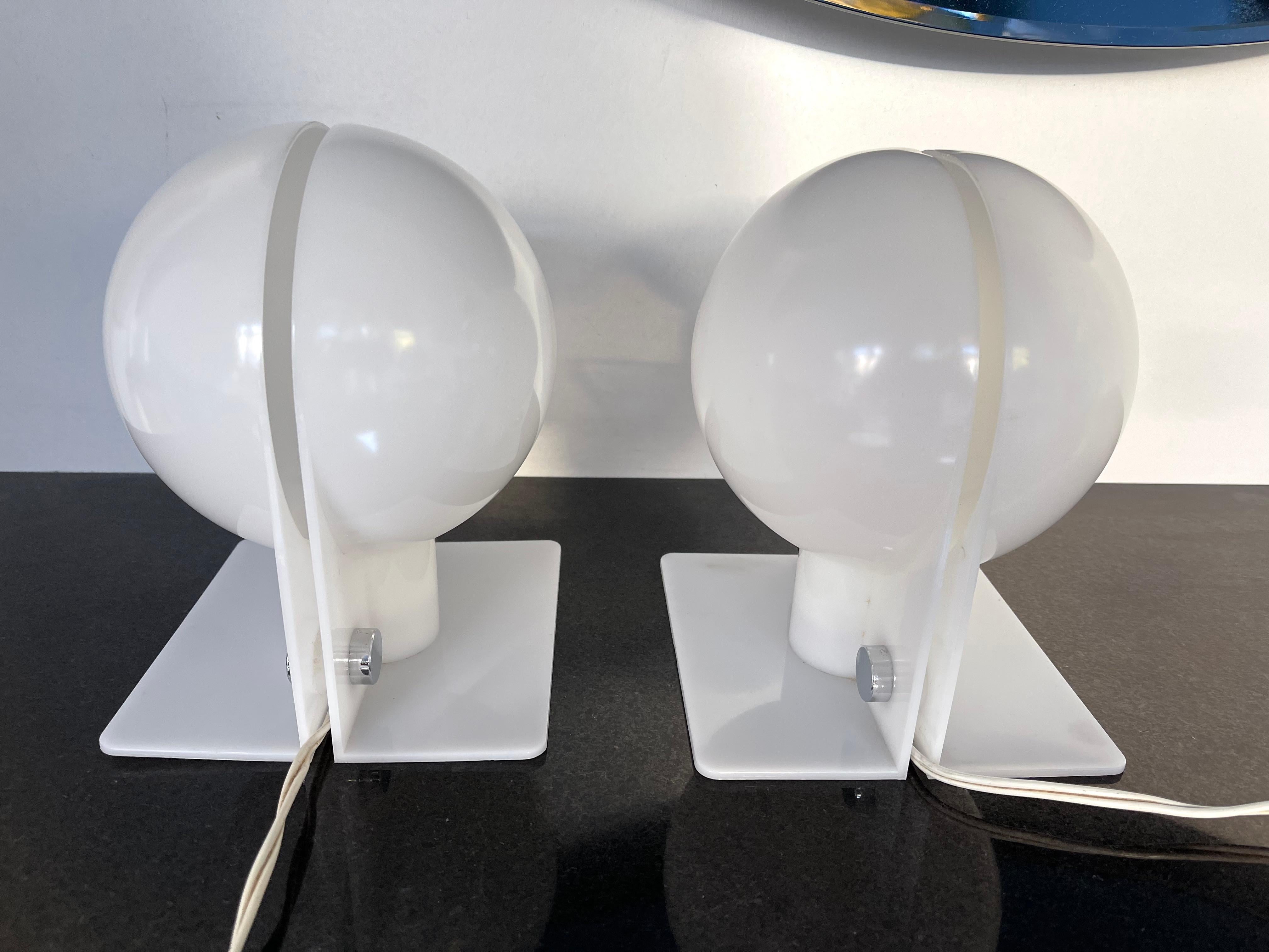 Mid-Century Modern Space Age pair of lucite plastic methacrylate table or bedside lamps, model Sirio by the italian designer Brazzoni and Lampa for the editor Harvey Guzzini. Famous design like Reggiani, Sciolari, Francesco Buzzi Ceriani, Stilnovo,