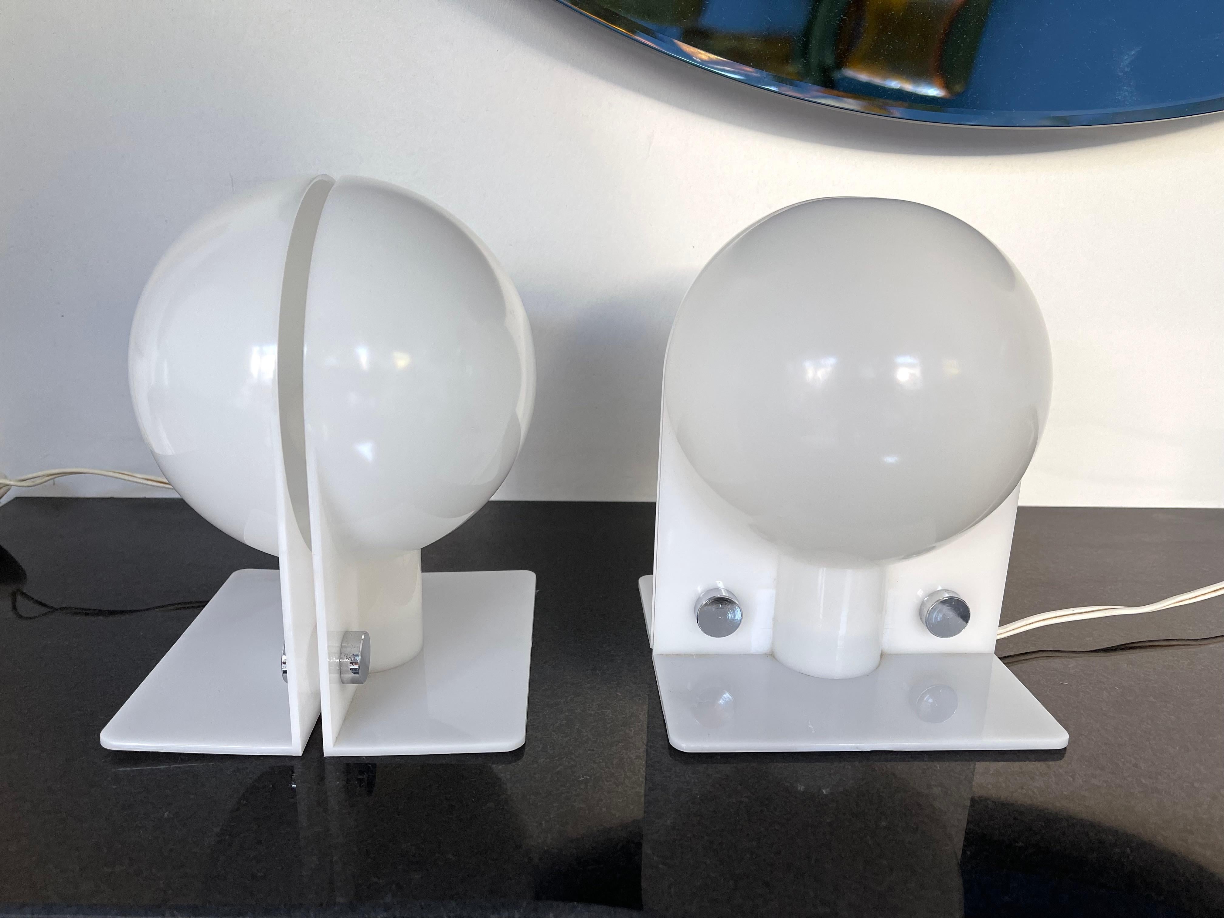 Pair of Lucite Lamps Sirio by Brazzoni Lampa for Harvey Guzzini. Italy, 1970s For Sale 2
