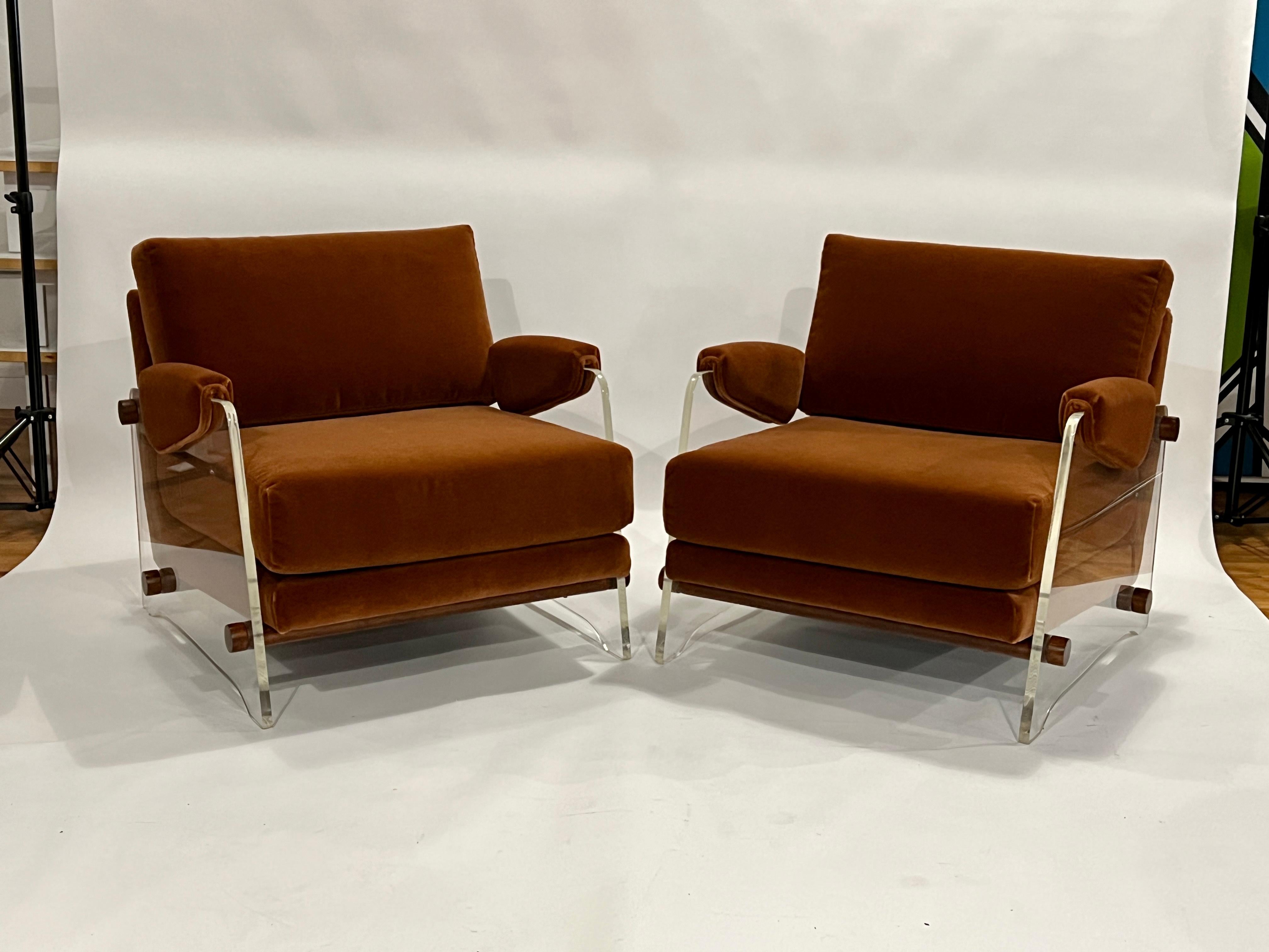 Pair of Lucite Lounge Chairs in Rust Mohair In Good Condition For Sale In Chicago, IL