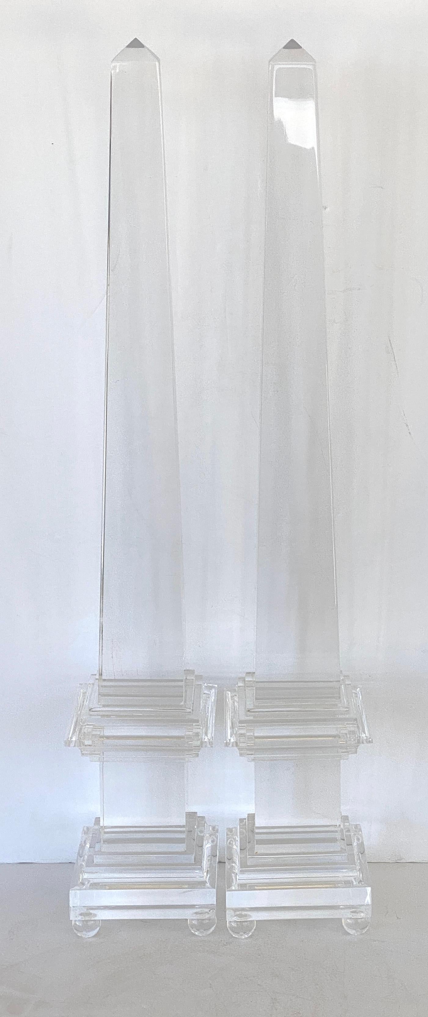 Coppia di obelischi in lucite in vendita 2