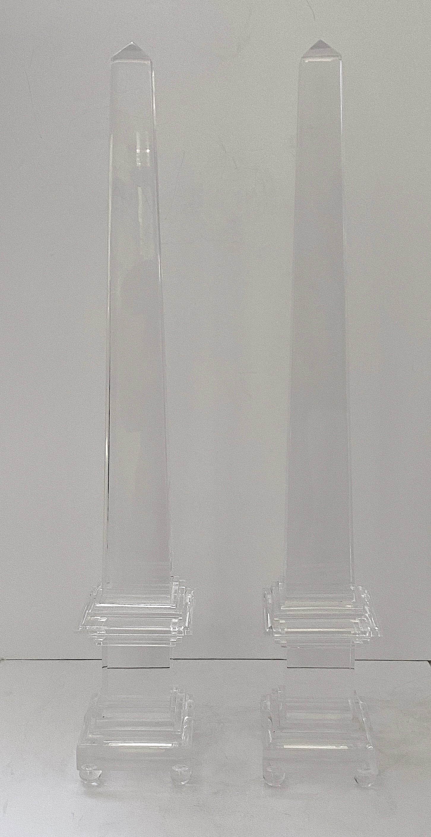Cette paire d'obélisques en lucite de grande taille date des années 1980 et fera une déclaration subtile grâce à son échelle et à sa taille.