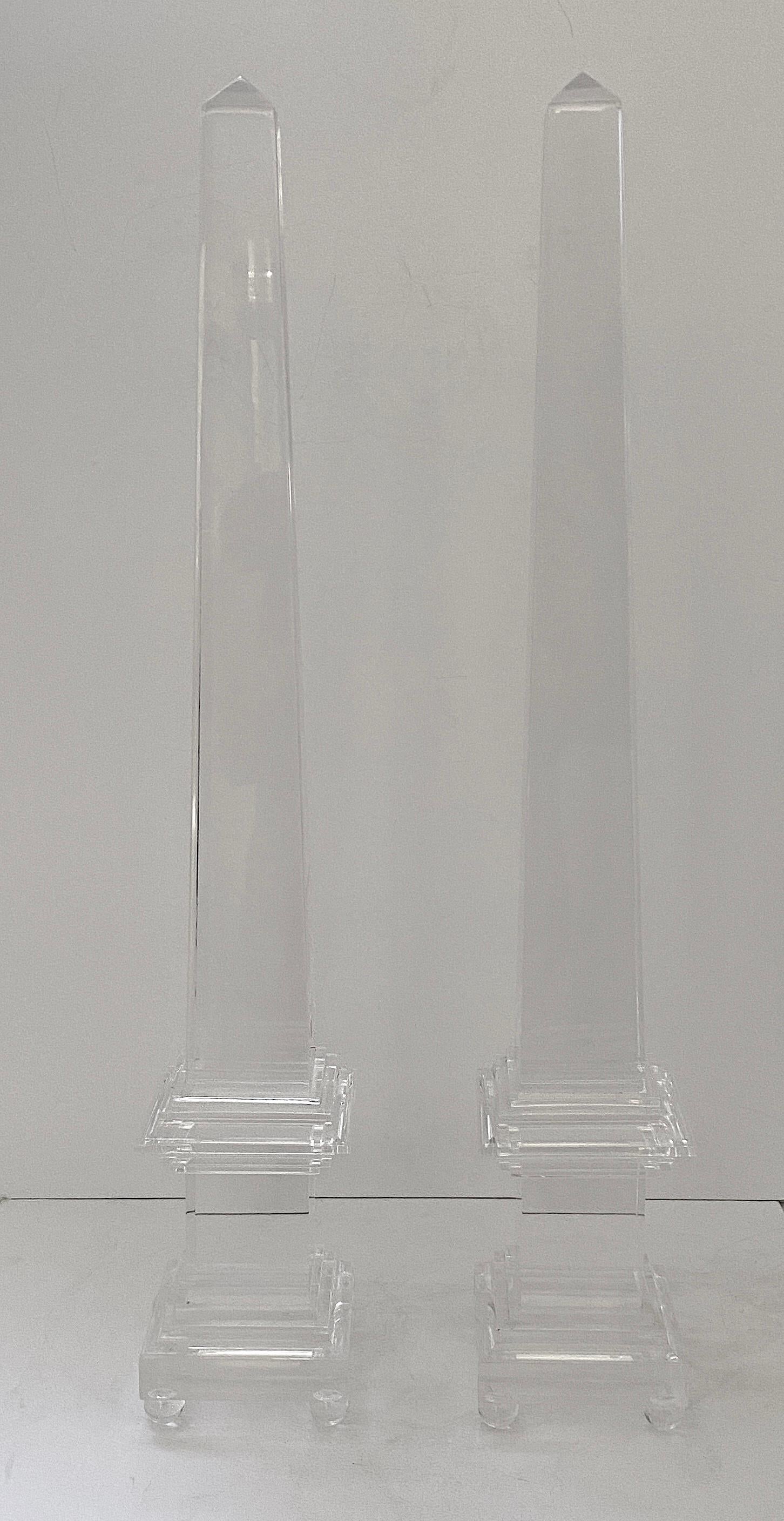 Fatto a mano Coppia di obelischi in lucite in vendita