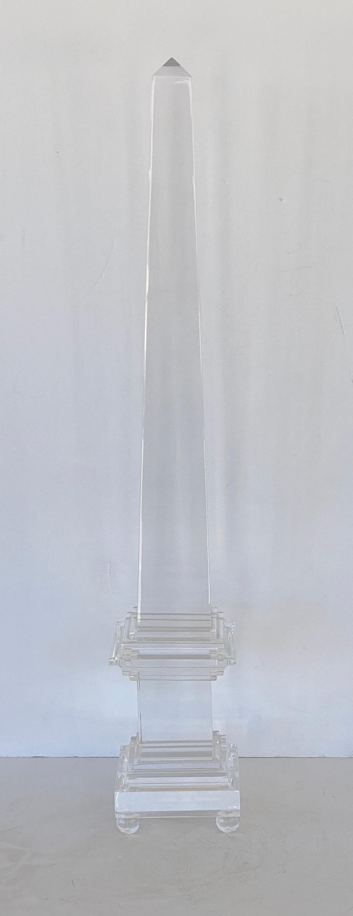 Coppia di obelischi in lucite in vendita 1