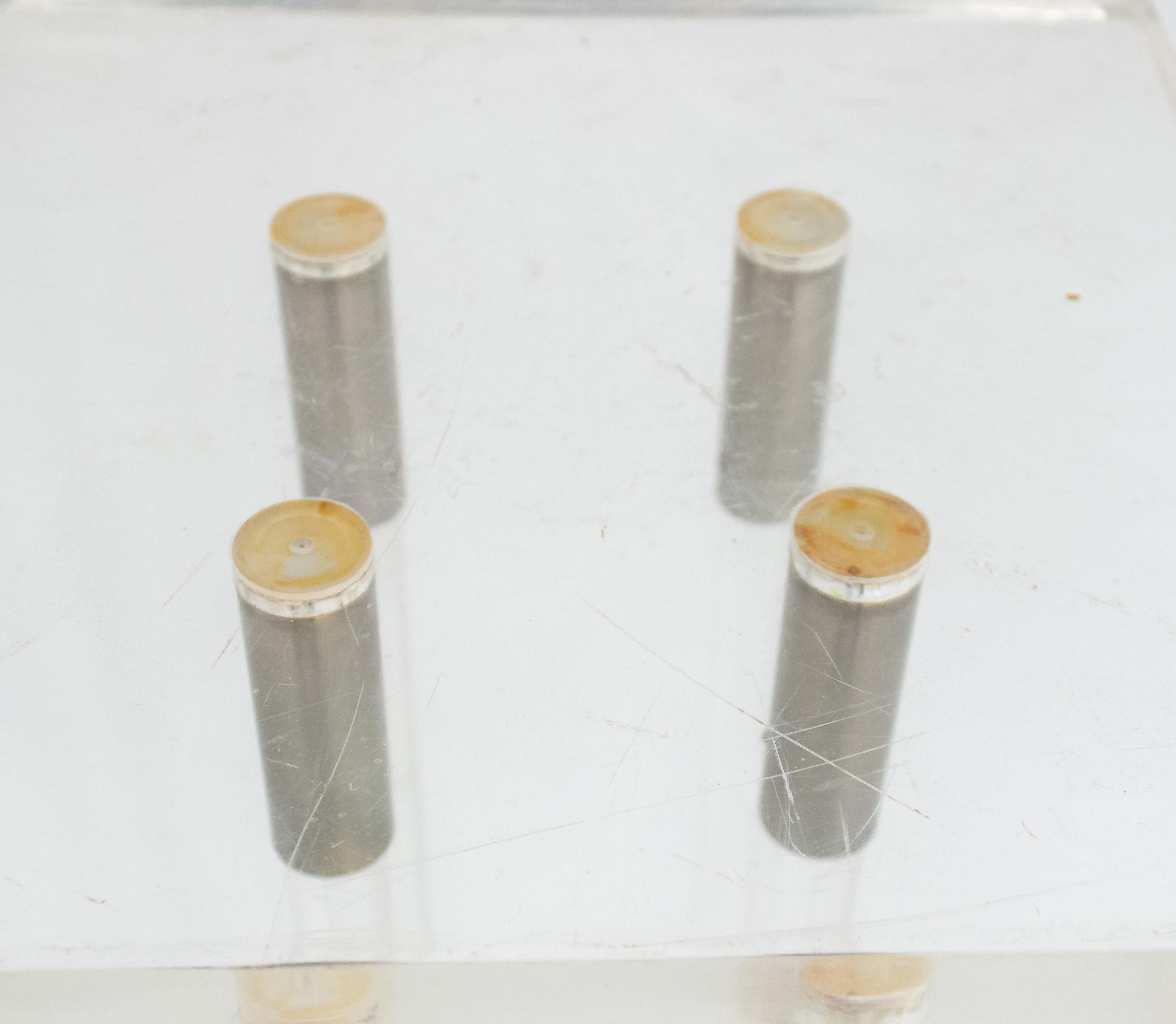 Paar Lucite-Sockel mit vergoldeten Metalldetails im Zustand „Gut“ im Angebot in New York, NY