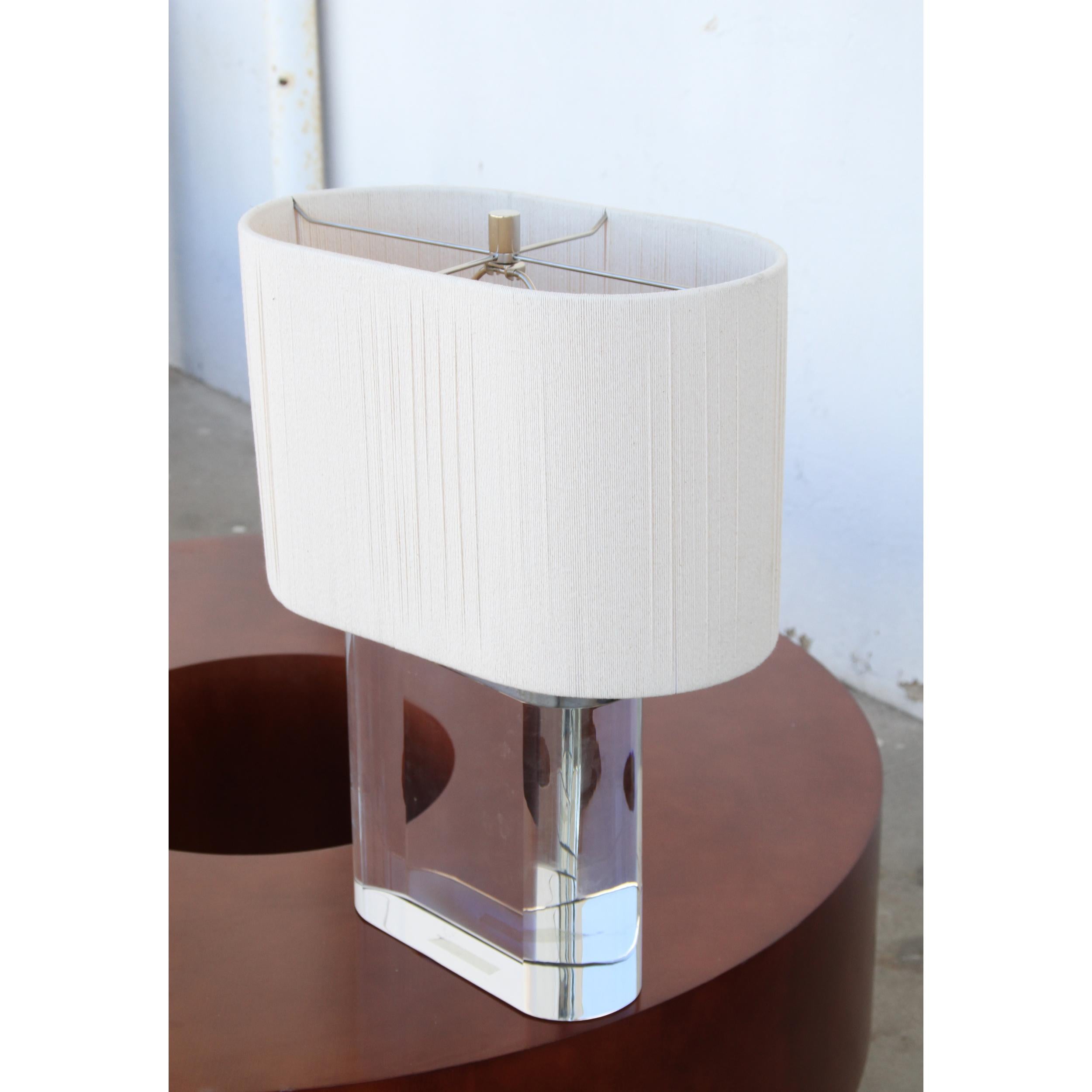 Paire de lampes de table à base de piste de course en lucite avec abat-jour en vente 3