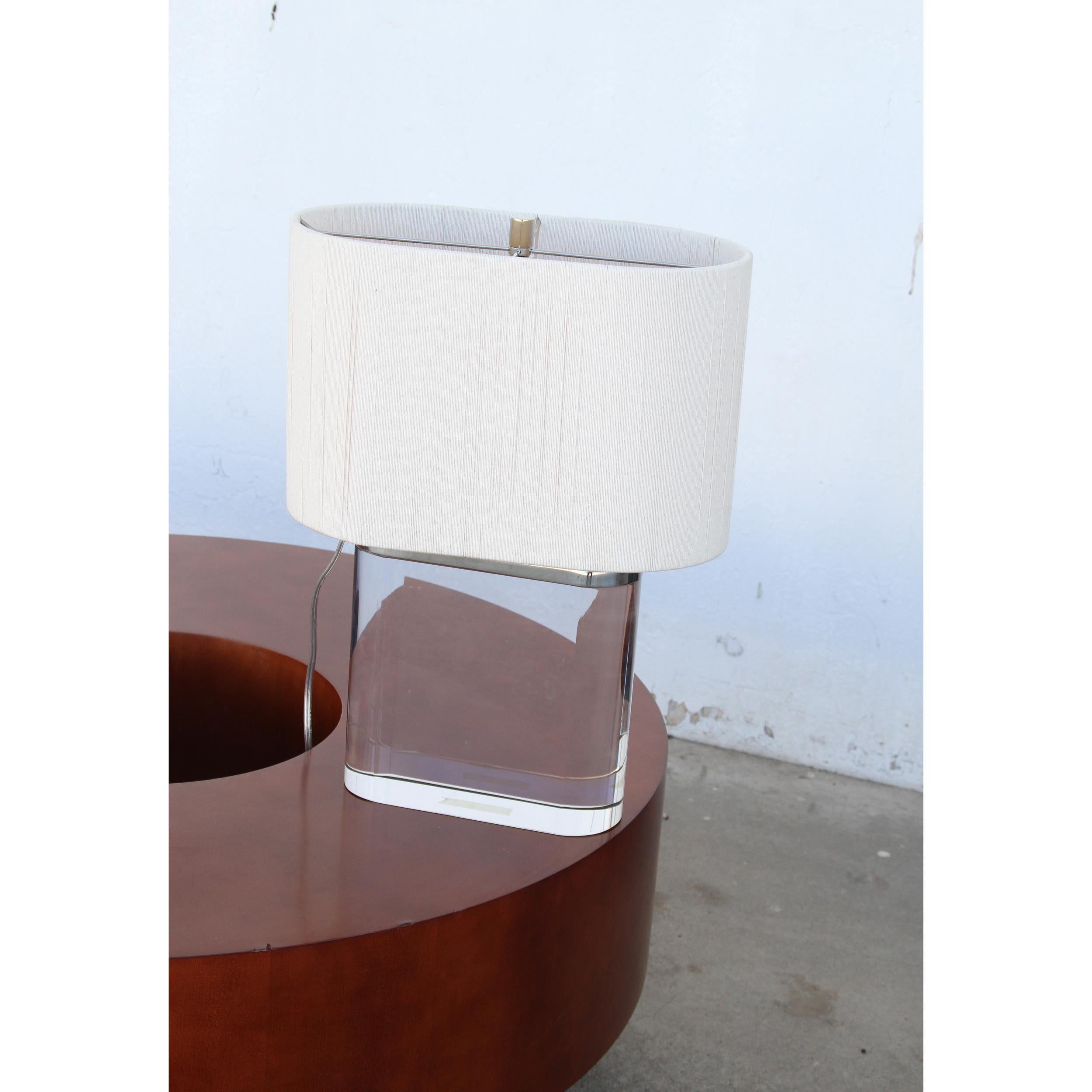 Paire de lampes de table à base de piste de course en lucite avec abat-jour en vente 4