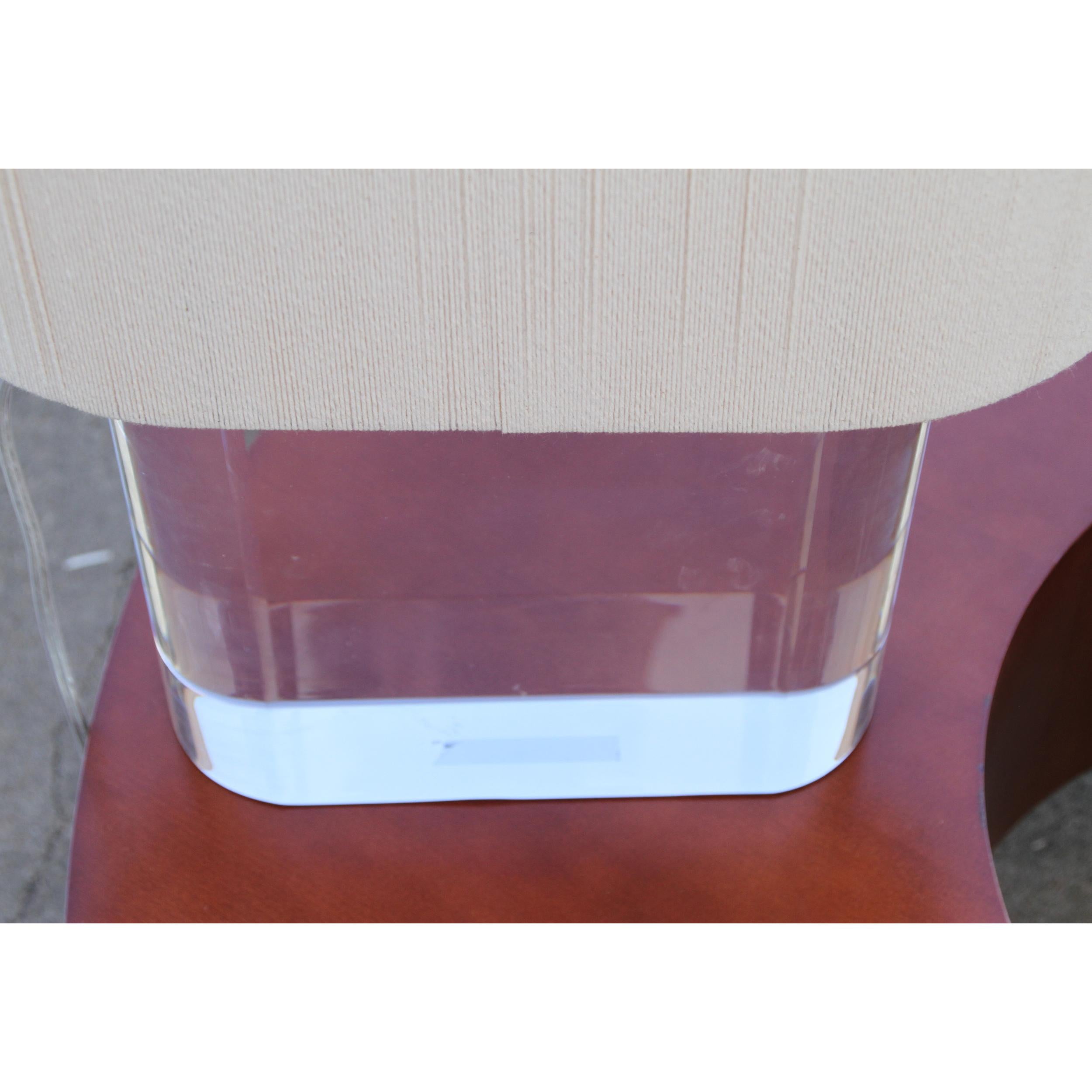 Américain Paire de lampes de table à base de piste de course en lucite avec abat-jour en vente
