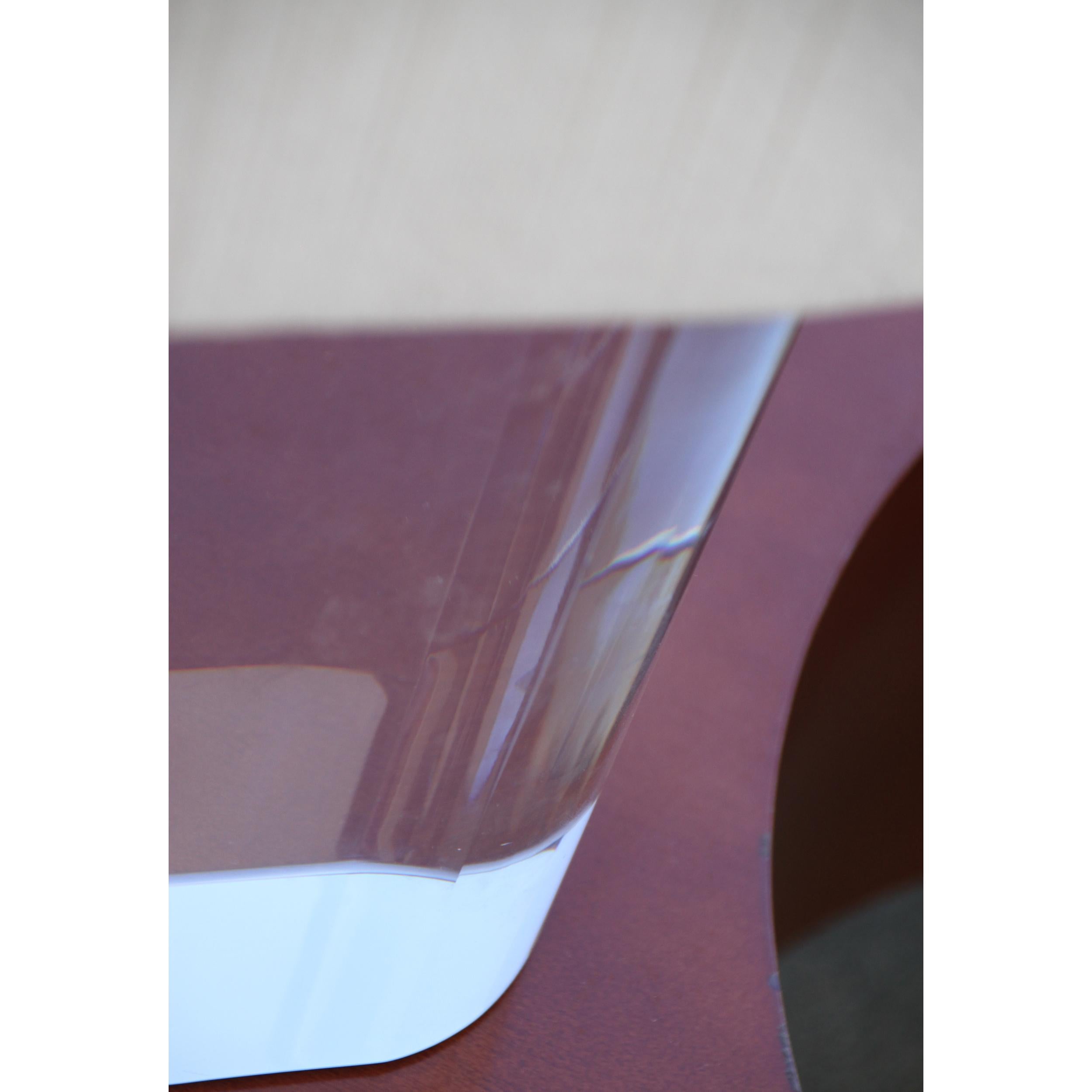 Paire de lampes de table à base de piste de course en lucite avec abat-jour Bon état - En vente à Pasadena, TX