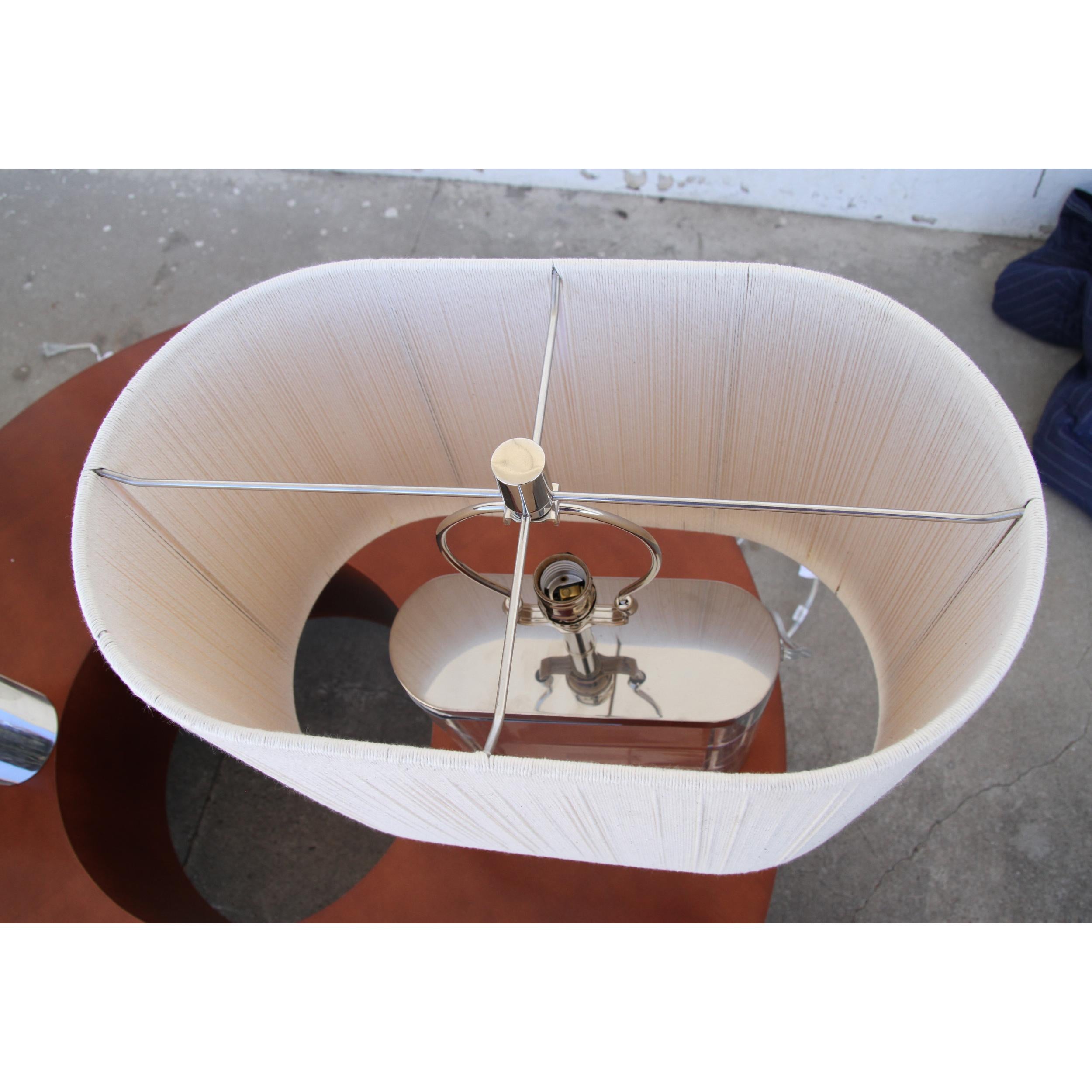 20ième siècle Paire de lampes de table à base de piste de course en lucite avec abat-jour en vente
