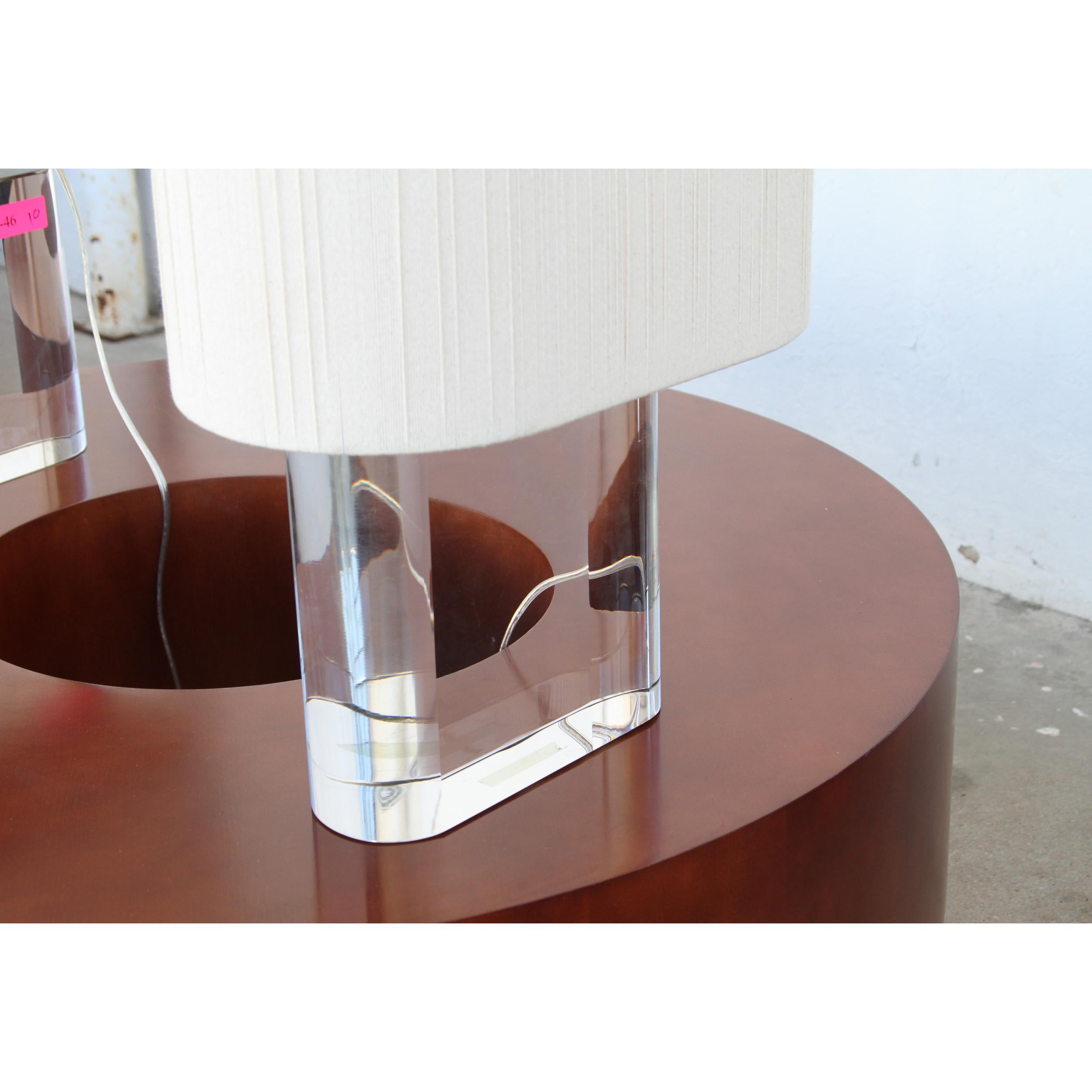Lucite Paire de lampes de table à base de piste de course en lucite avec abat-jour en vente