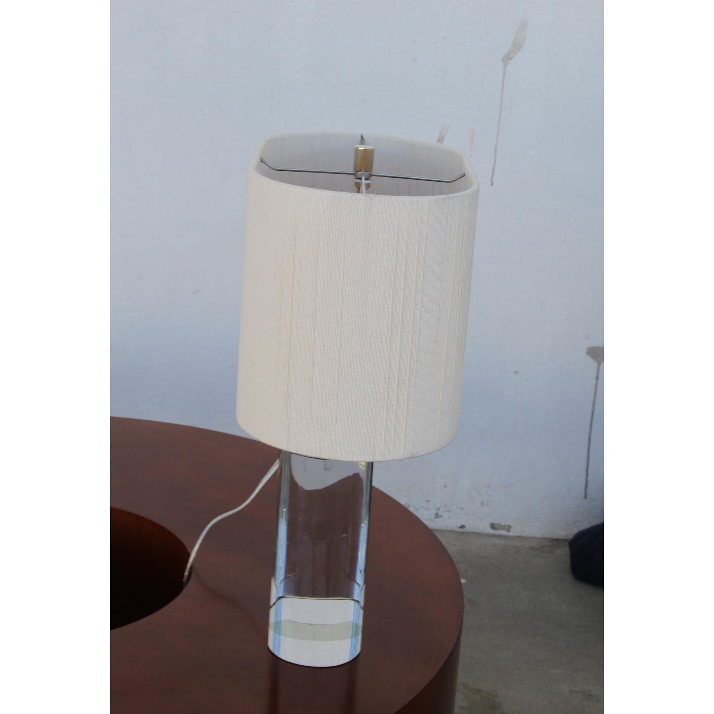 Paire de lampes de table à base de piste de course en lucite avec abat-jour en vente 2