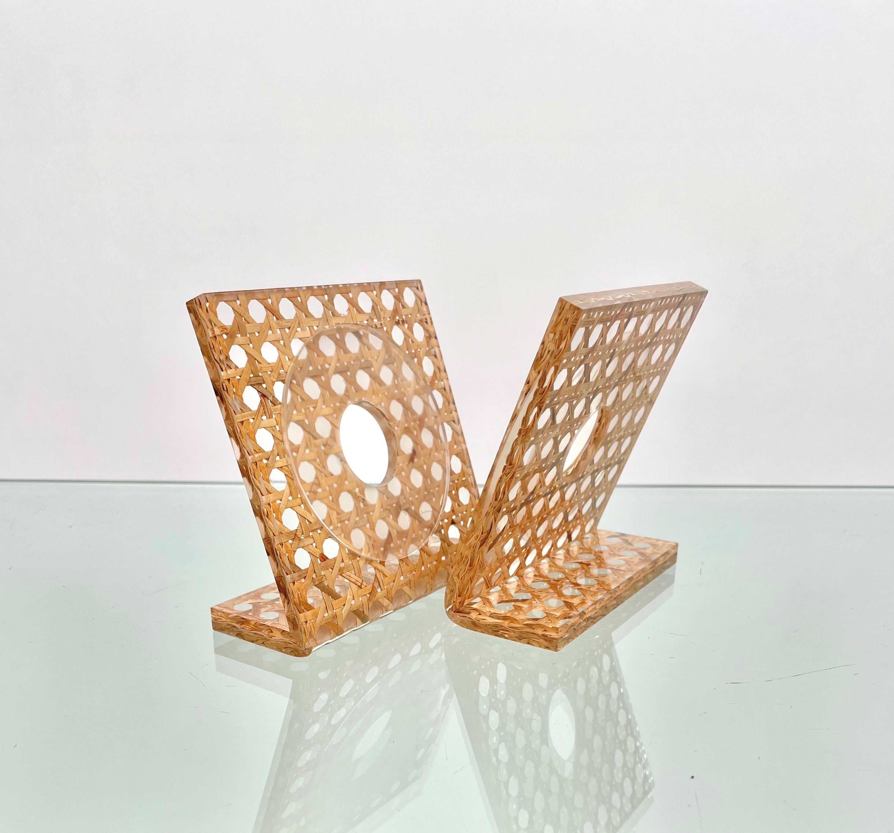 Quadratischer Bilderrahmen aus Lucite und Rattan im Christian Dior-Stil, Italien, 1970er Jahre, Paar im Angebot 7