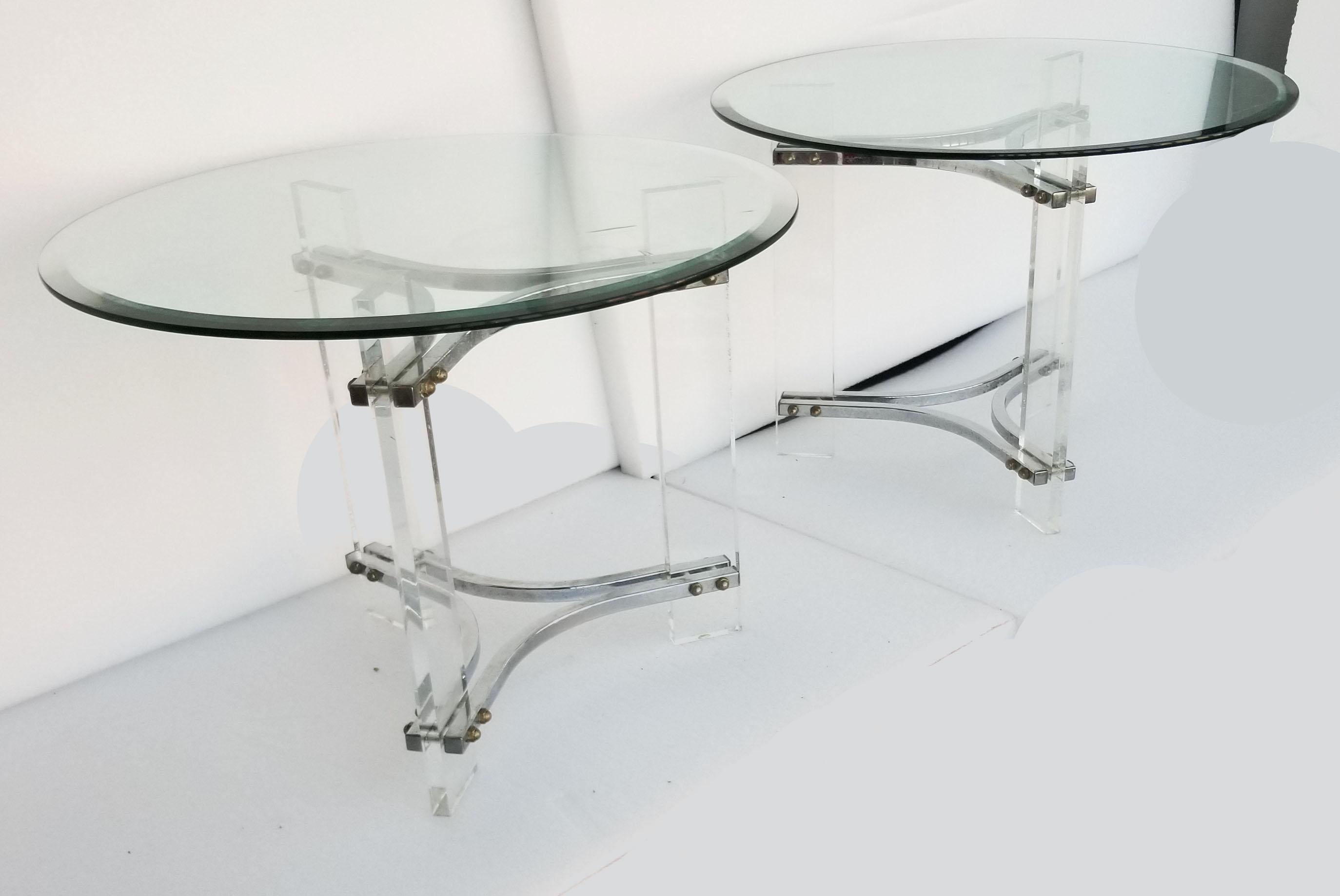 Superb pair of Lucite and chrome round side tables in the style of Charles Hollis Jones.
Diameter of the base without the glass: 18 inches.