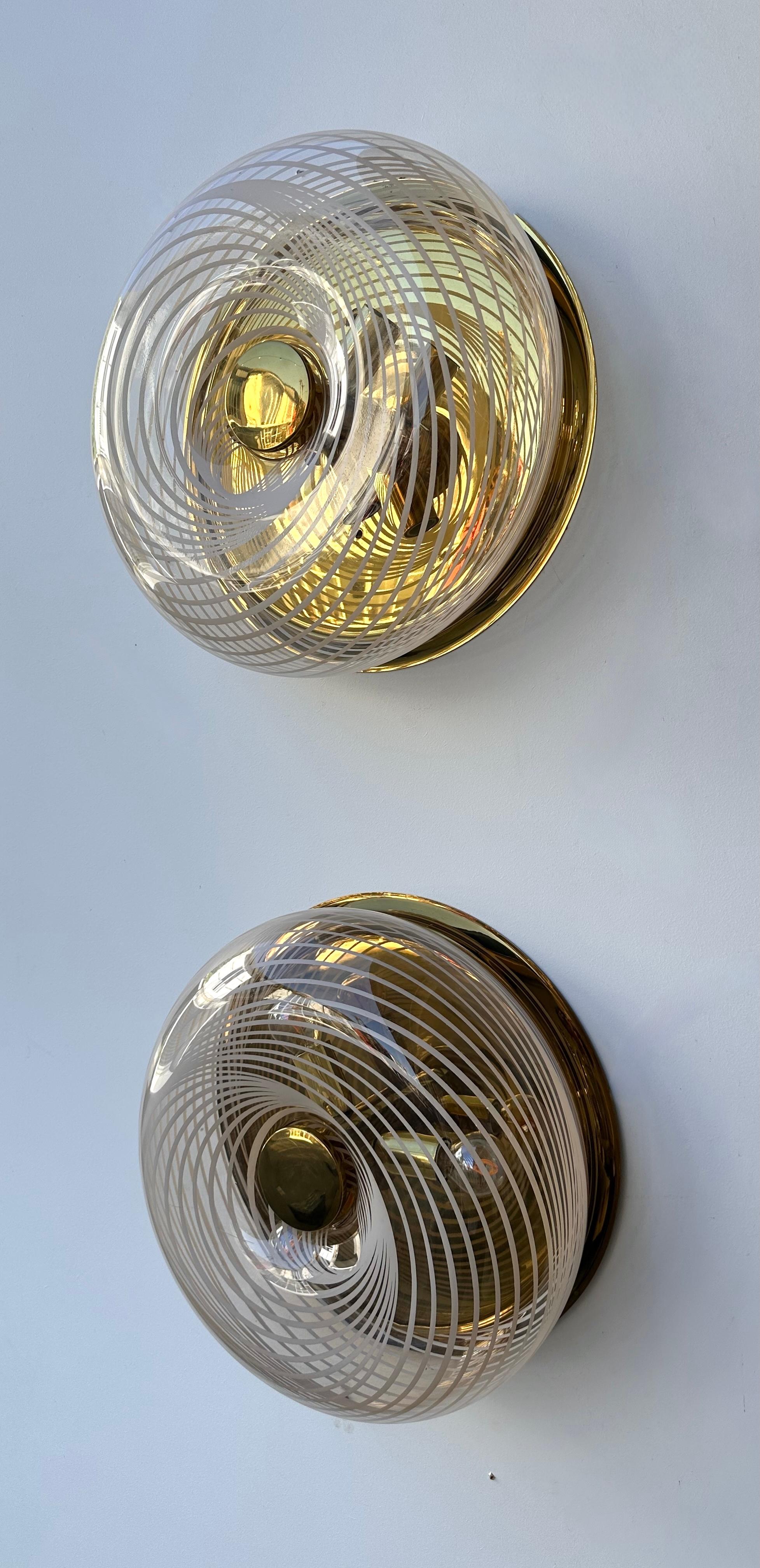 Paire d'appliques en spirale en lucite et laiton  Italie, 1970 en vente 4
