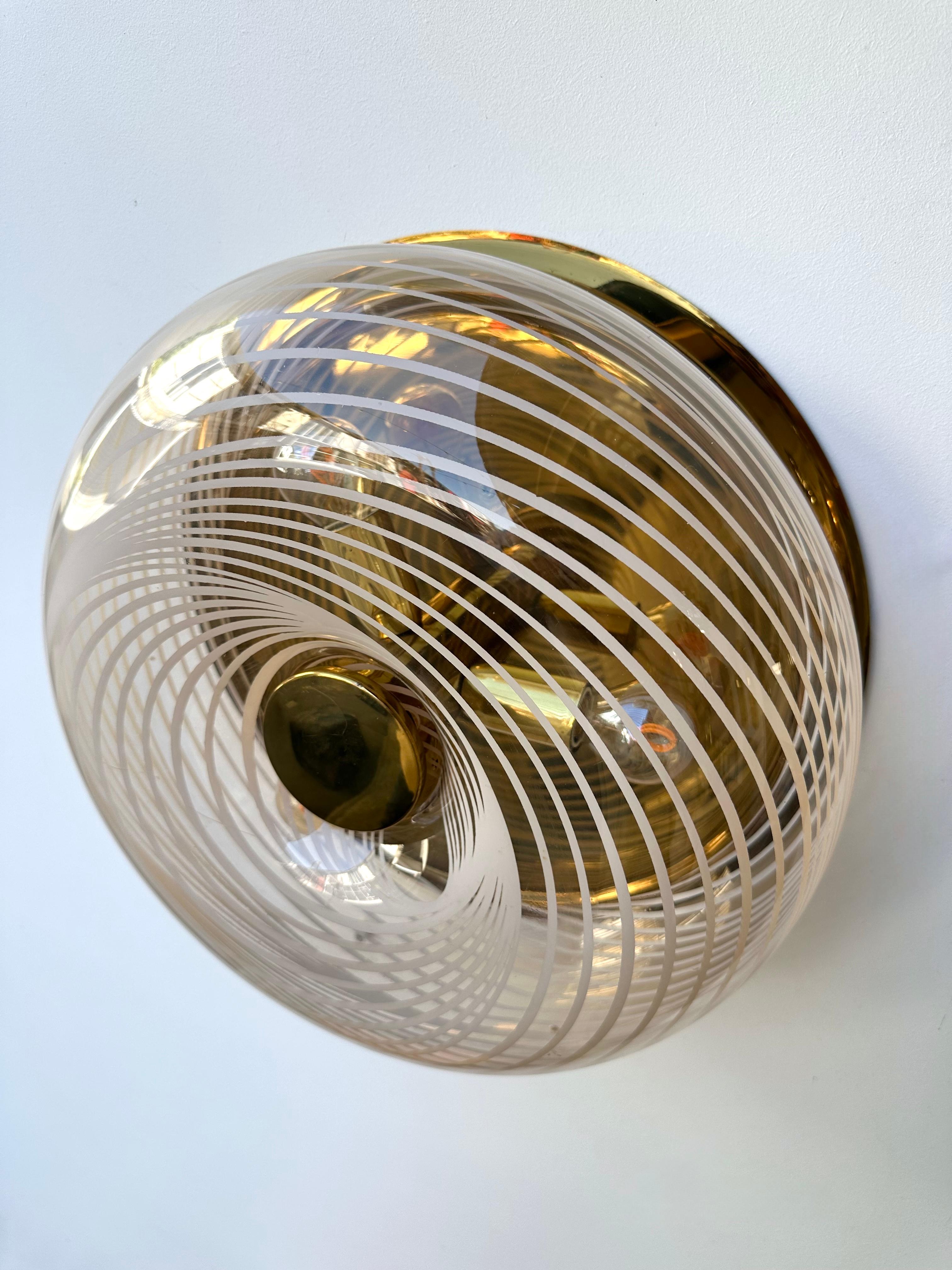 Paire d'appliques en spirale en lucite et laiton  Italie, 1970 en vente 5