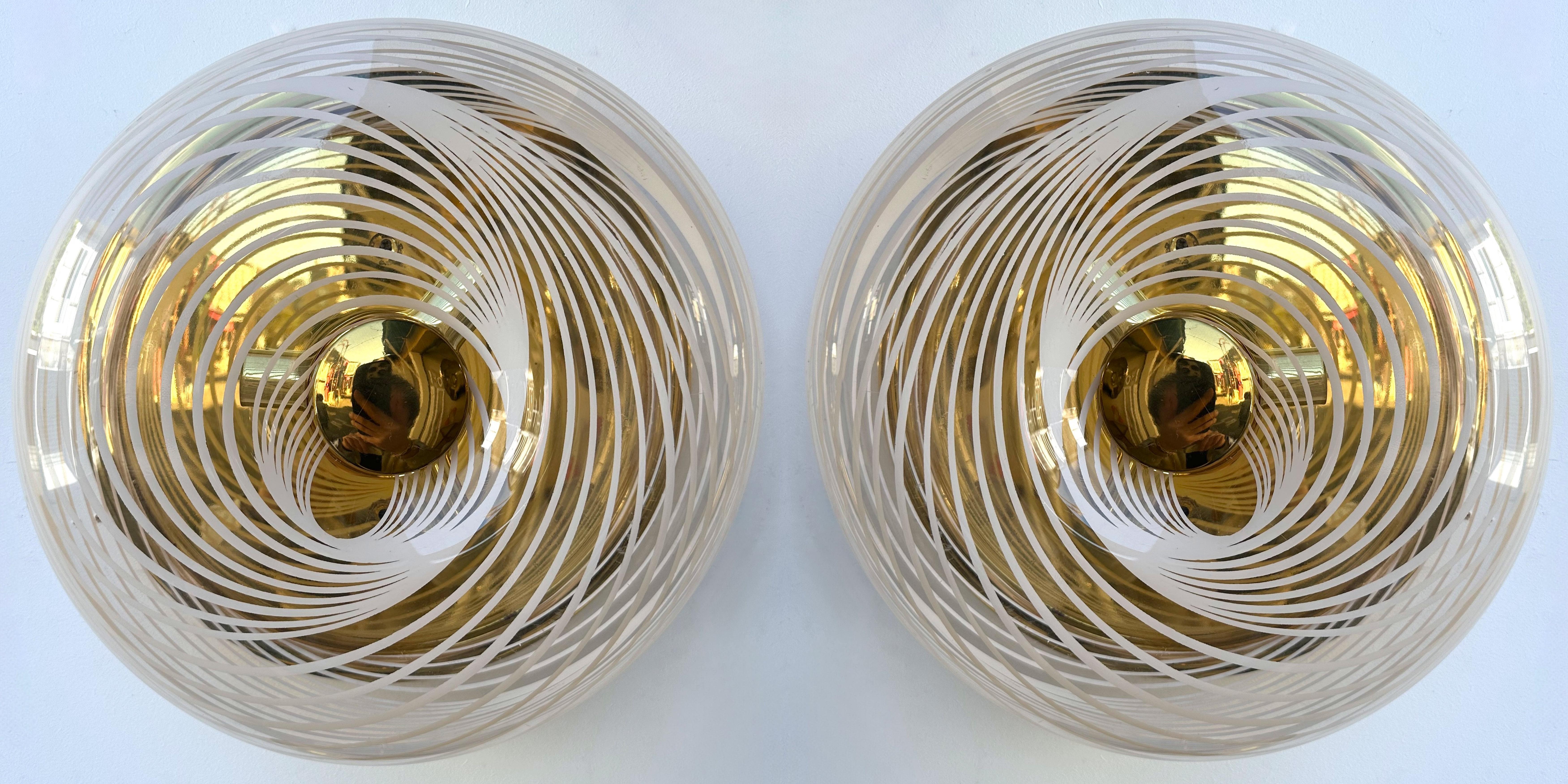 Paire d'appliques en spirale en lucite et laiton  Italie, 1970 en vente 6