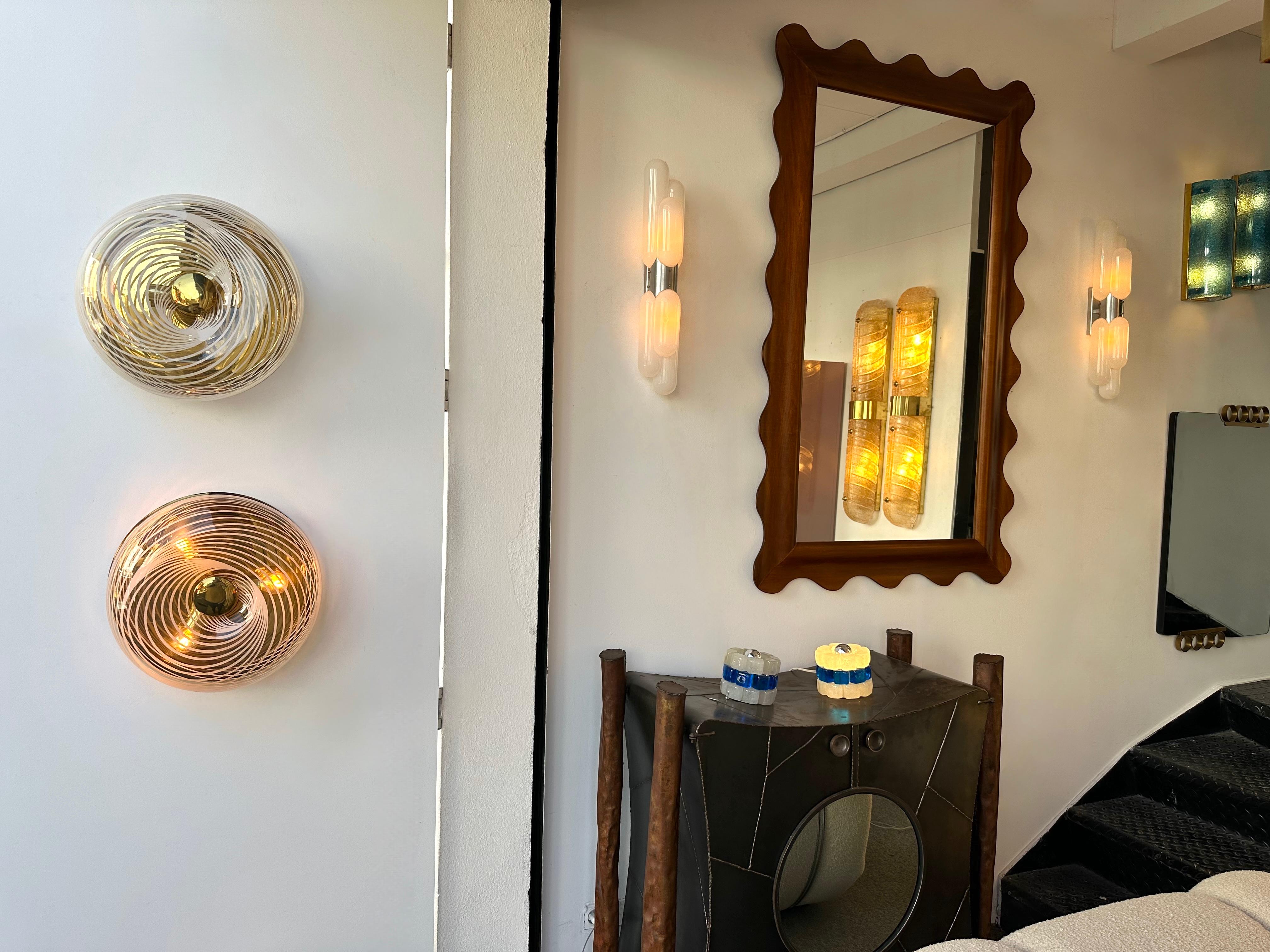 Paire de Mid-Century Modern spirale lucite plastique ampoule et laiton lampes murales éclairage appliques ou encastré, design italien dans l'ambiance de Venini, Vistosi, Mazzega, Seguso, Carlo Aldo Nason, Poliarte, Poliarte, Esperia, Angelo Brotto,