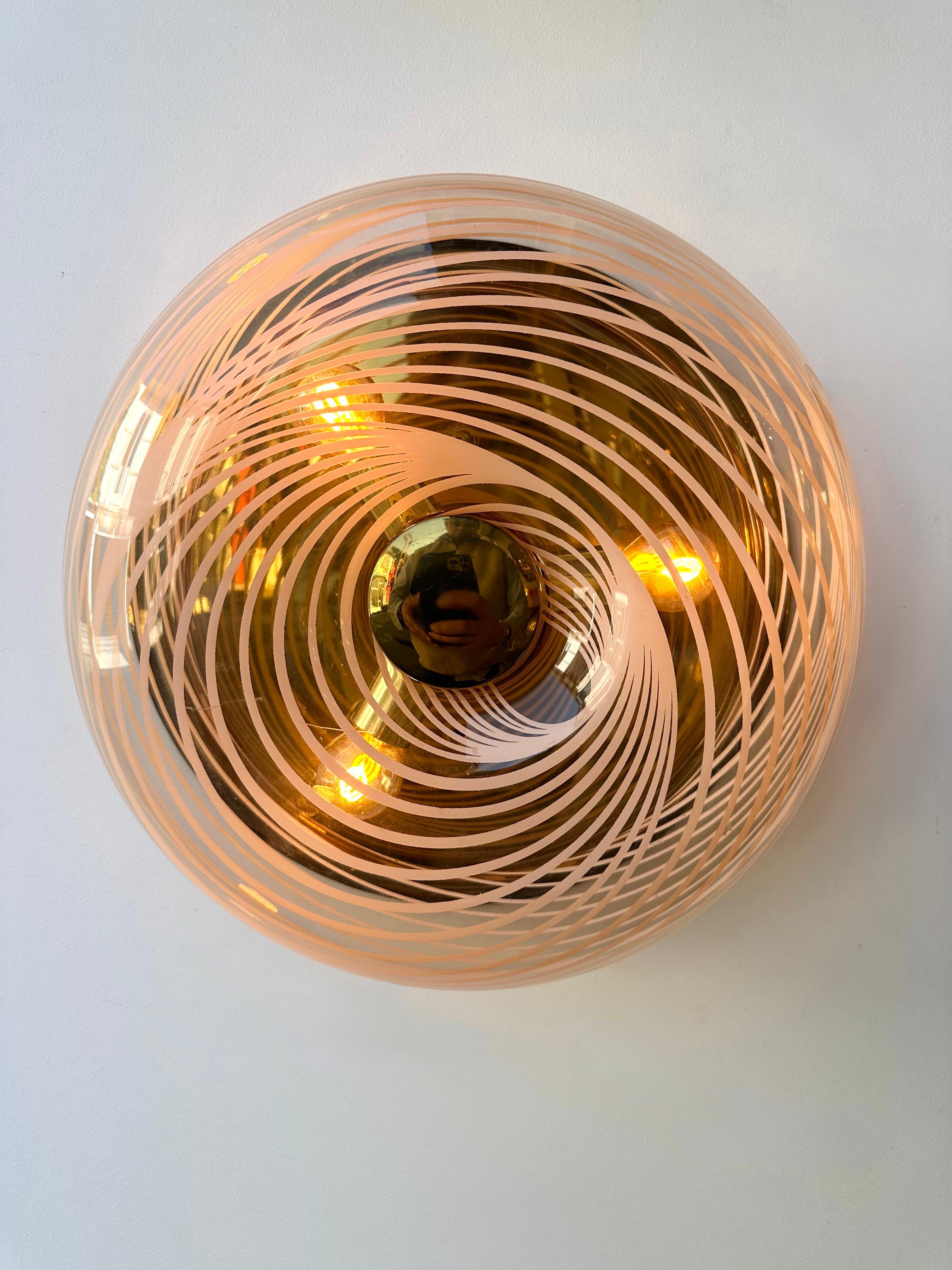 Mid-Century Modern Paire d'appliques en spirale en lucite et laiton  Italie, 1970 en vente