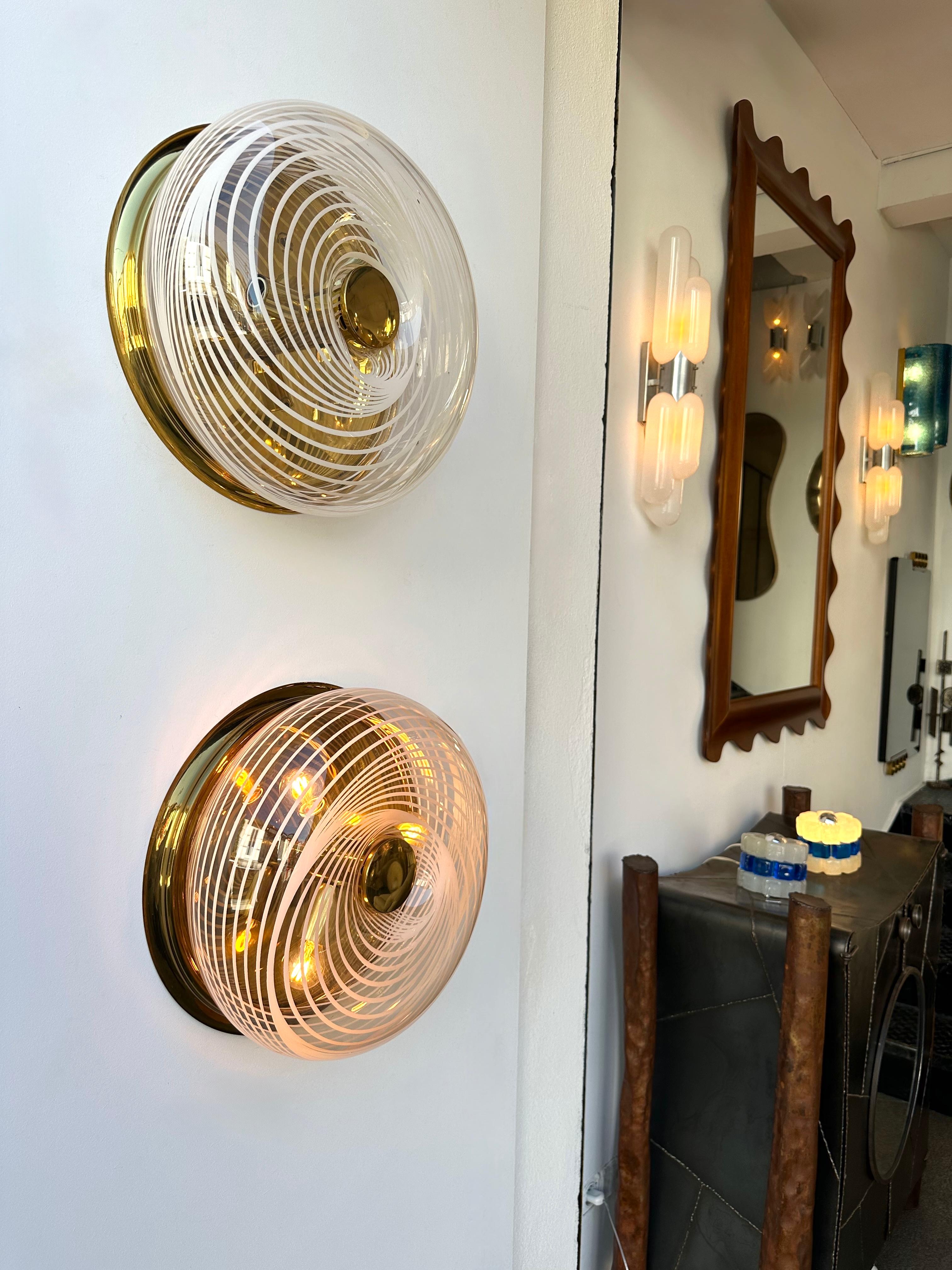 italien Paire d'appliques en spirale en lucite et laiton  Italie, 1970 en vente