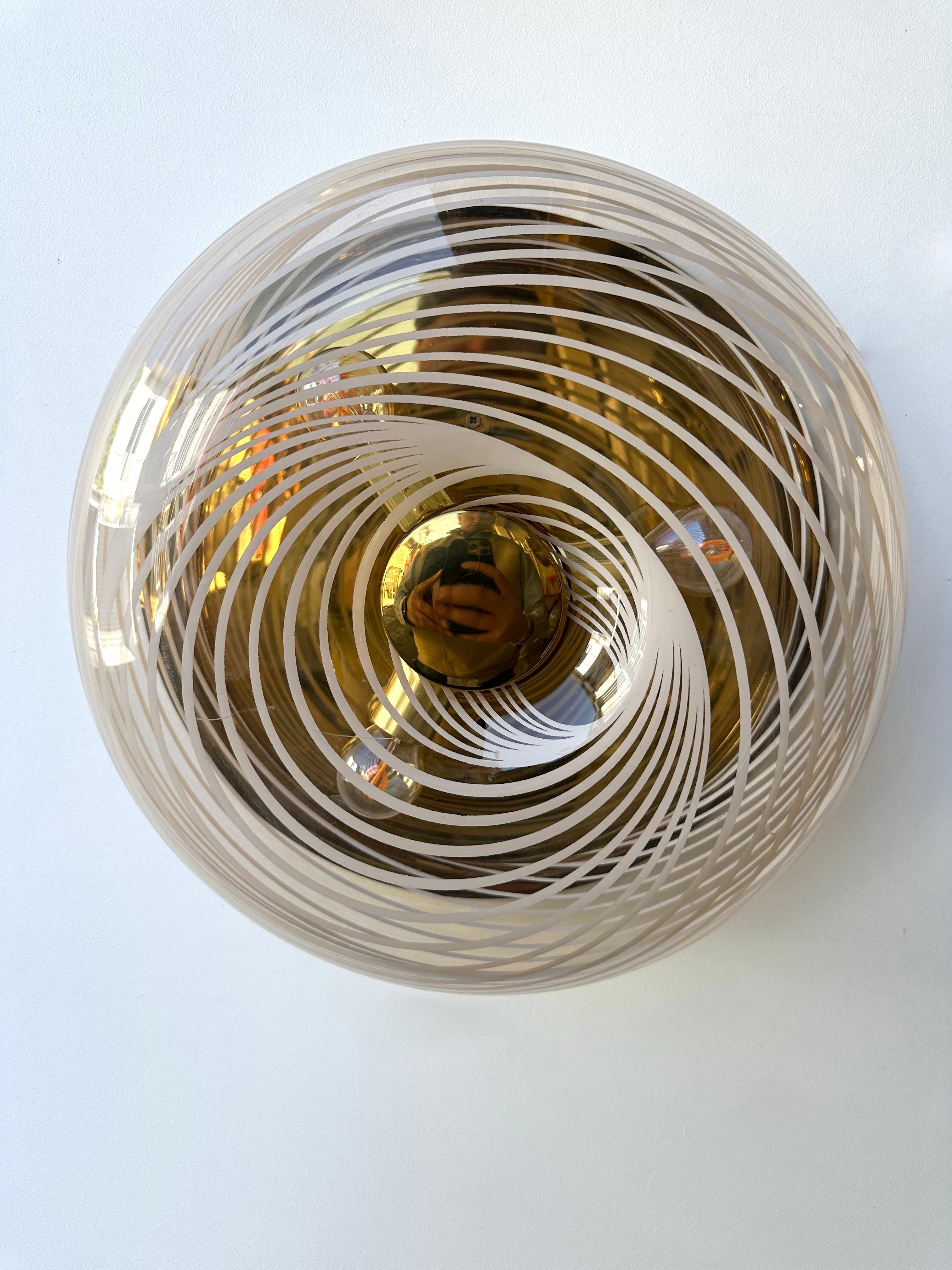 Paire d'appliques en spirale en lucite et laiton  Italie, 1970 Bon état - En vente à SAINT-OUEN, FR