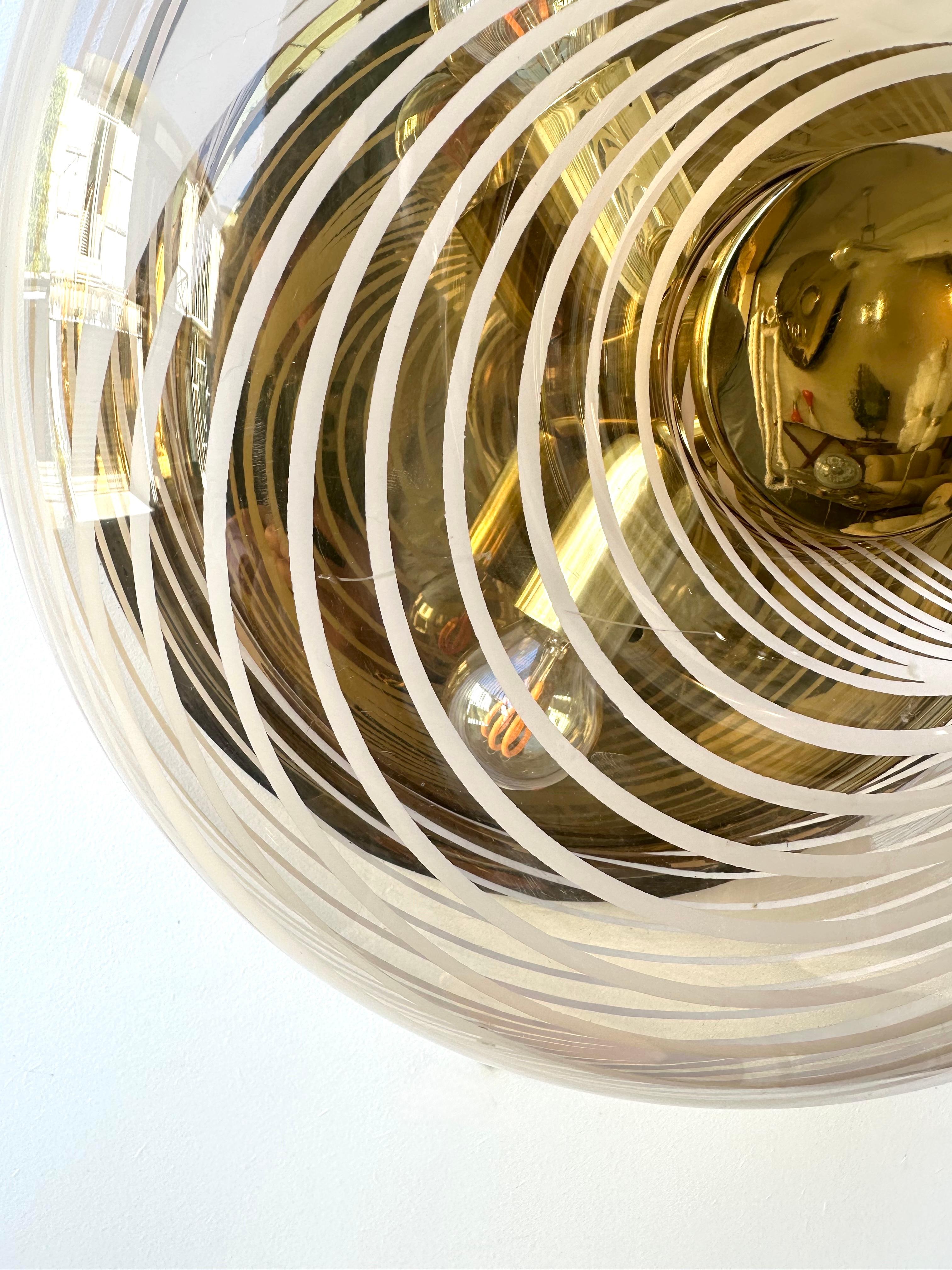 Laiton Paire d'appliques en spirale en lucite et laiton  Italie, 1970 en vente