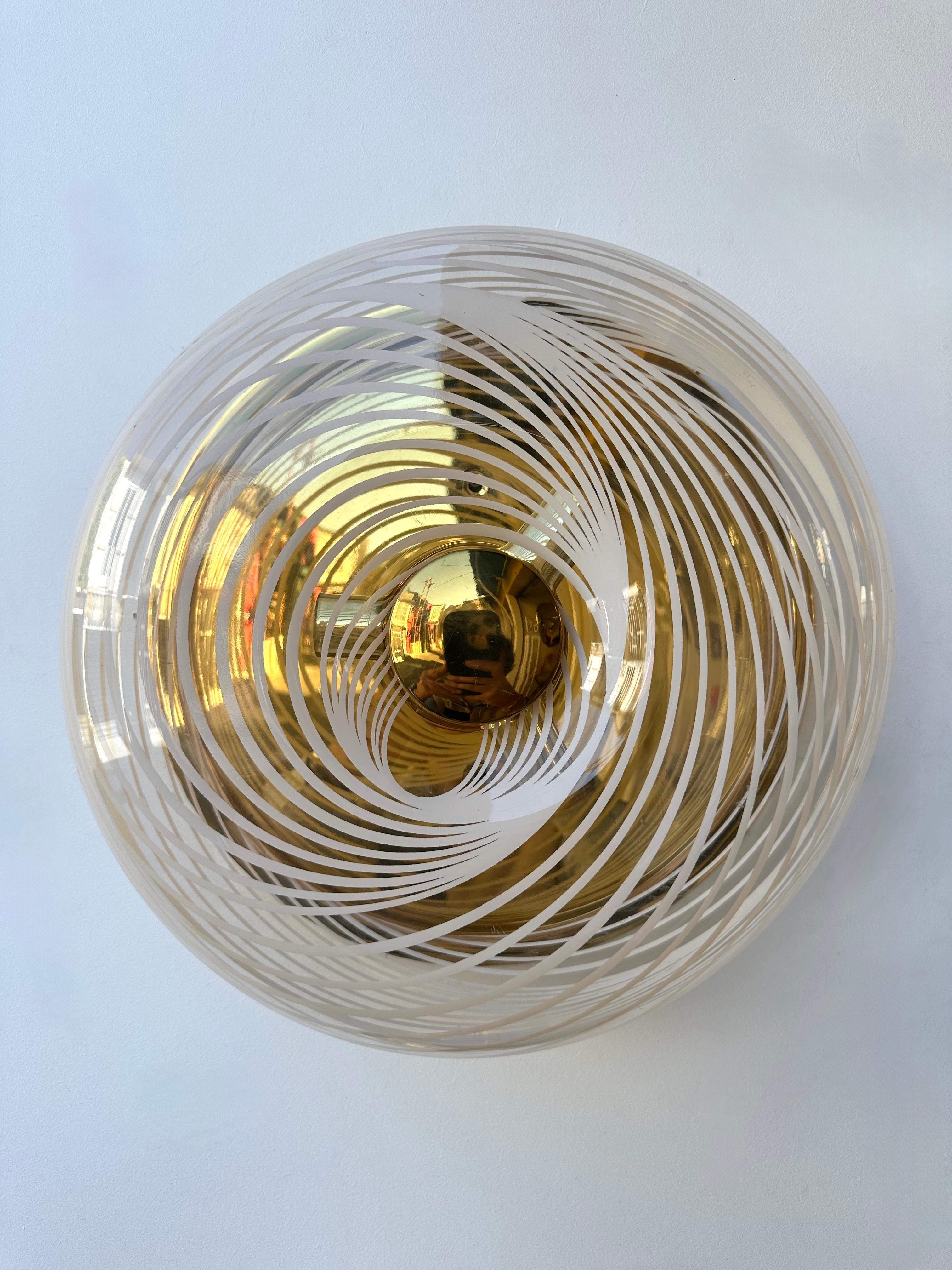 Paire d'appliques en spirale en lucite et laiton  Italie, 1970 en vente 1