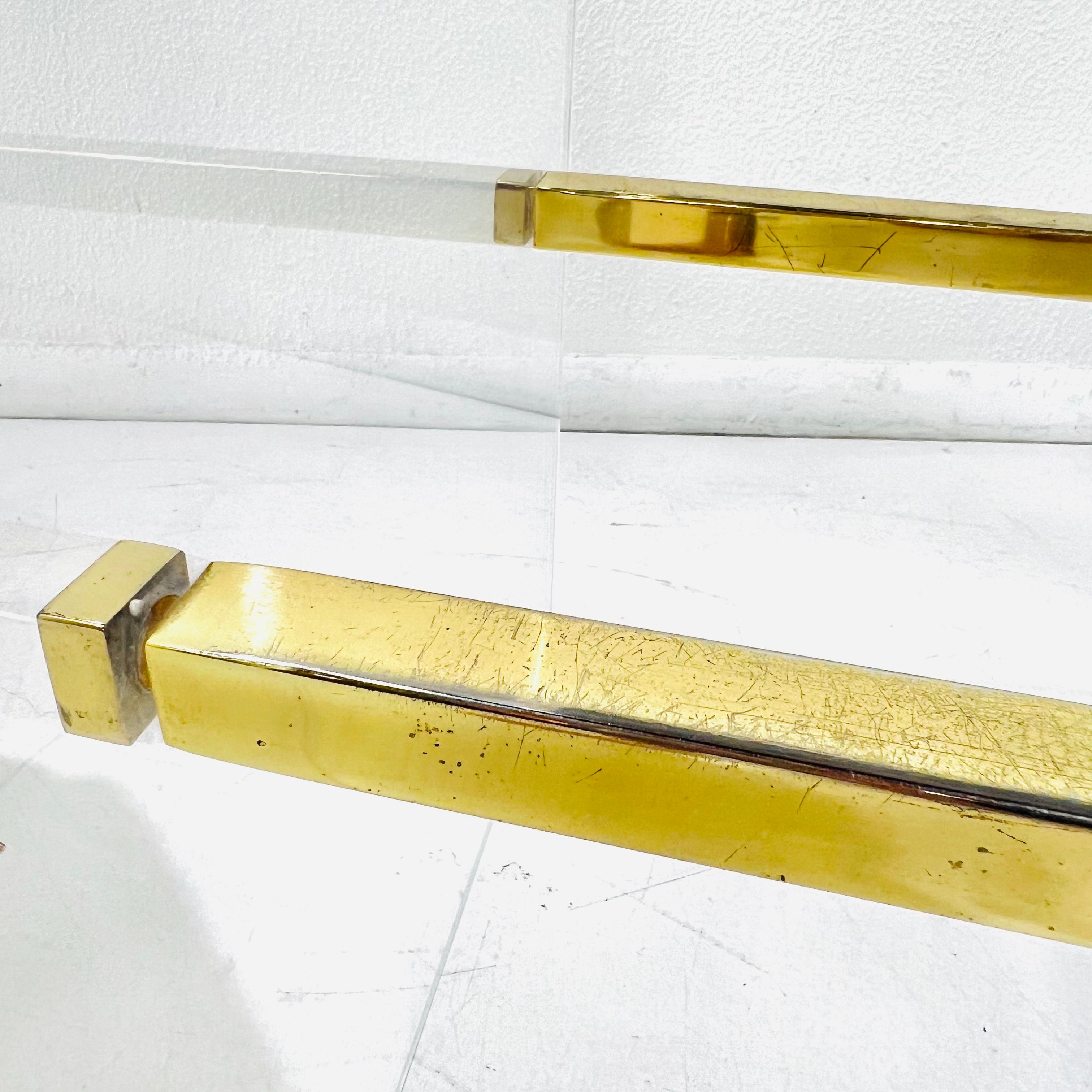 Coppia di sgabelli girevoli a cascata in lucite di Charles Hollis Jones in vendita 3