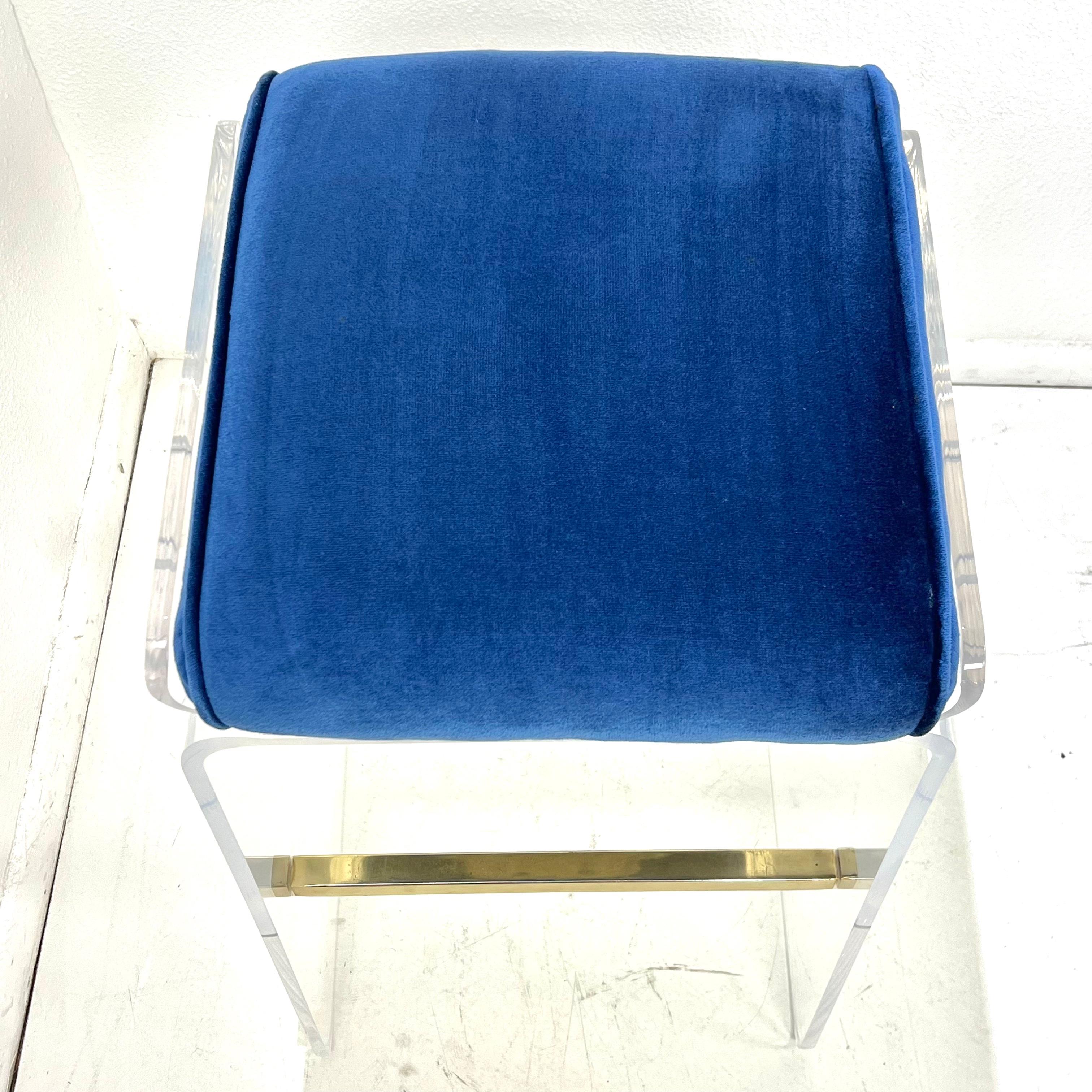 Coppia di sgabelli girevoli a cascata in lucite di Charles Hollis Jones in vendita 6