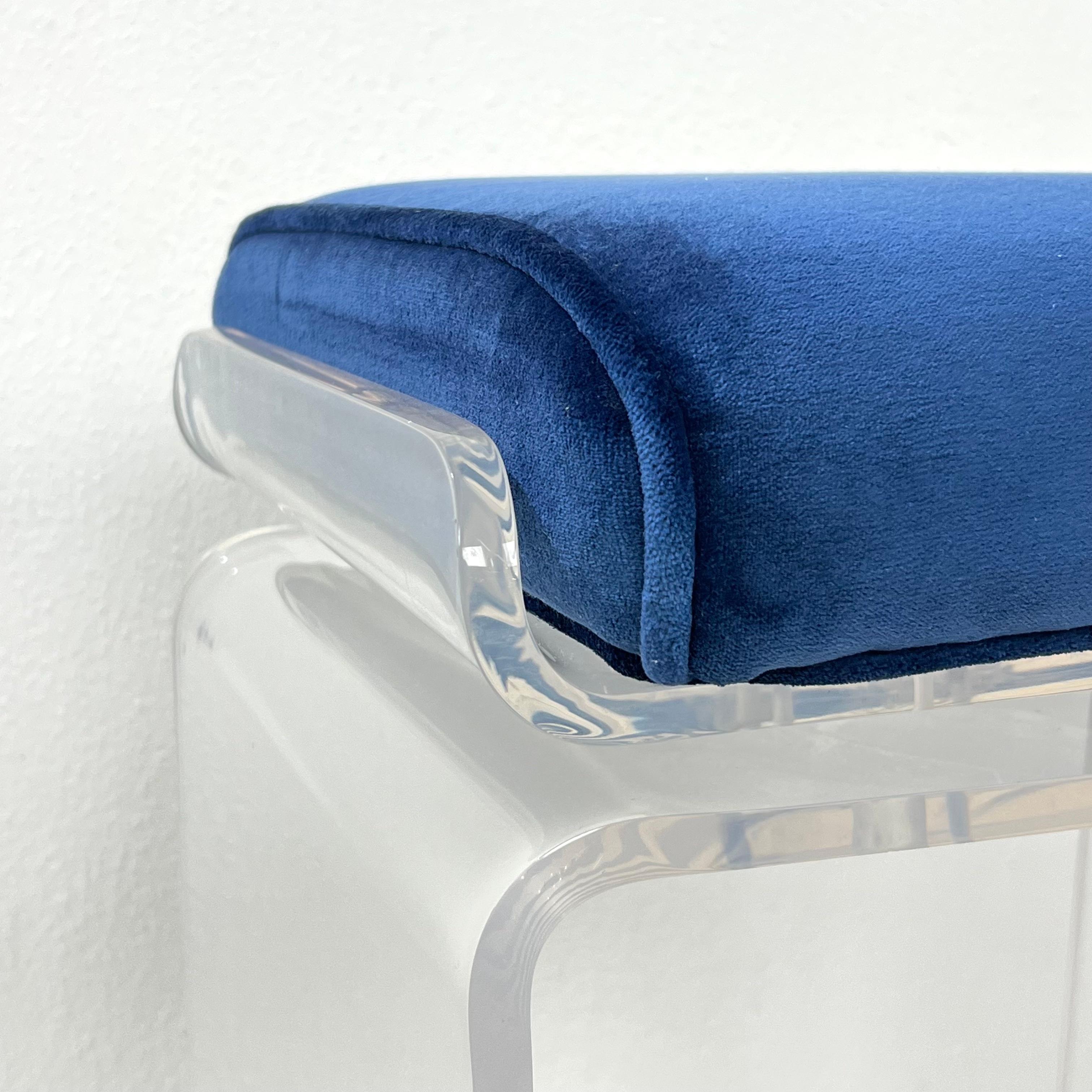 Coppia di sgabelli girevoli a cascata in lucite di Charles Hollis Jones in vendita 7