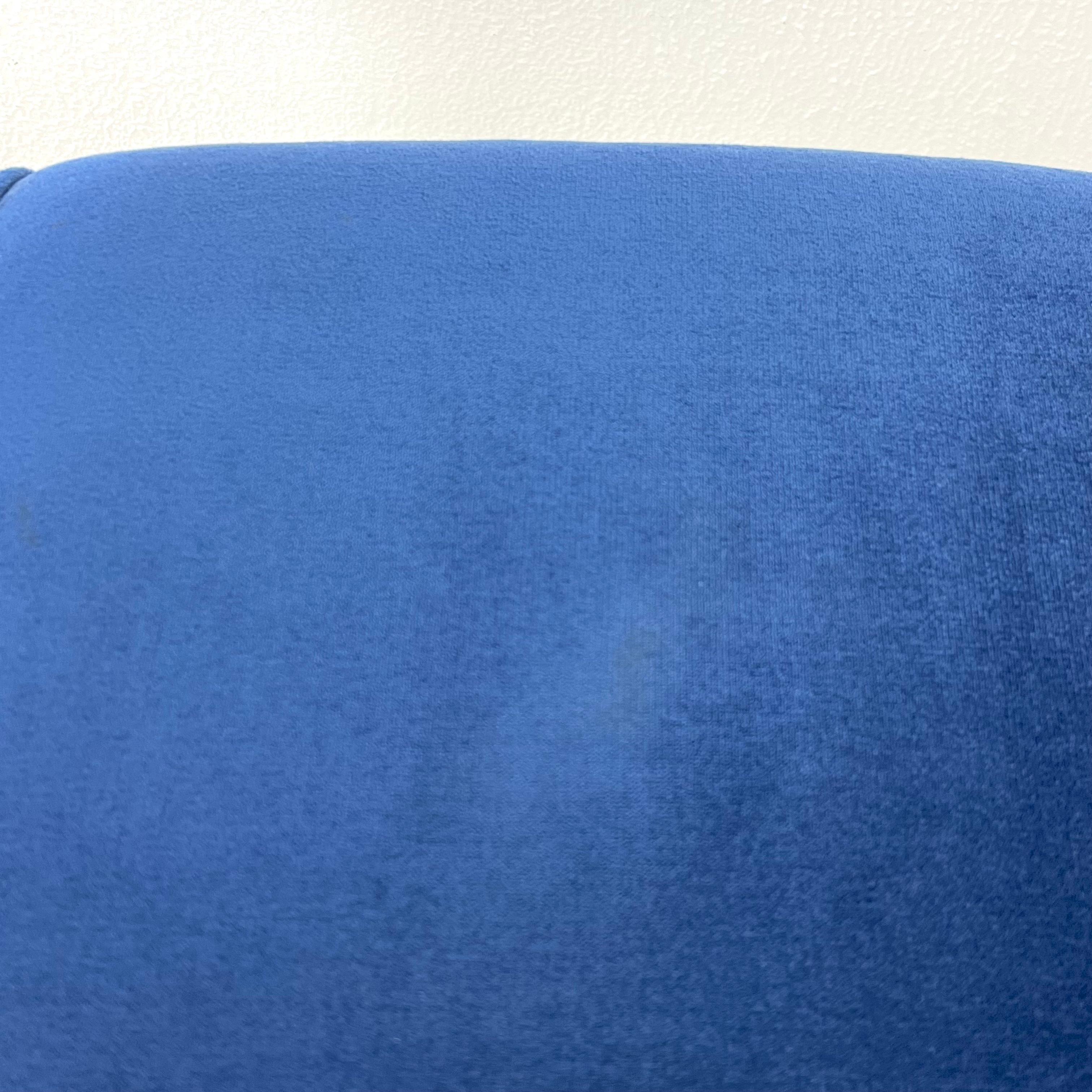 Coppia di sgabelli girevoli a cascata in lucite di Charles Hollis Jones in vendita 9