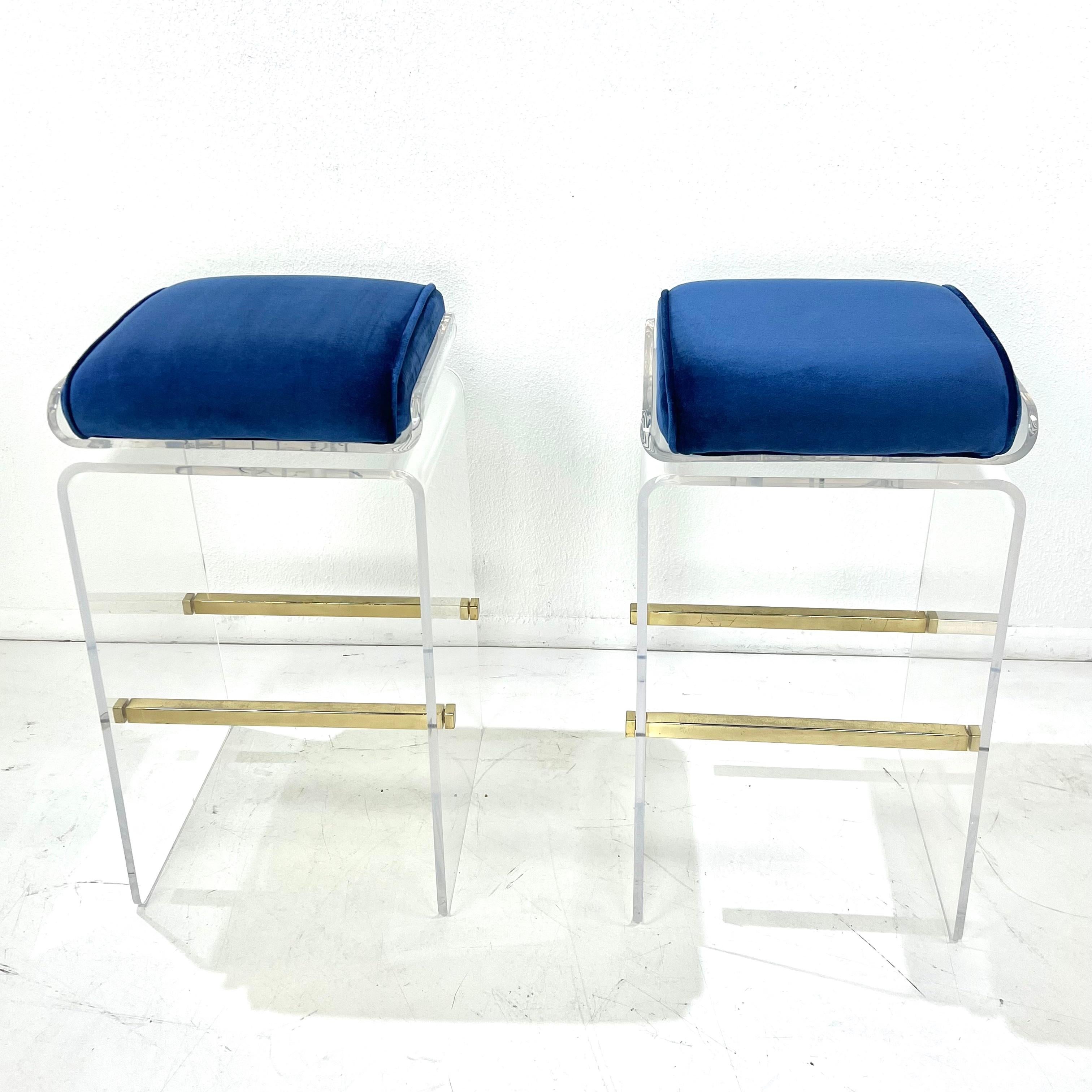 Questi splendidi sgabelli da bar del famoso designer Charles Hollis Jones esemplificano la sua caratteristica fusione di chiarezza, glamour e forma modernista. Realizzato in Lucite spessa e scolpita con un'elegante silhouette a cascata, ogni