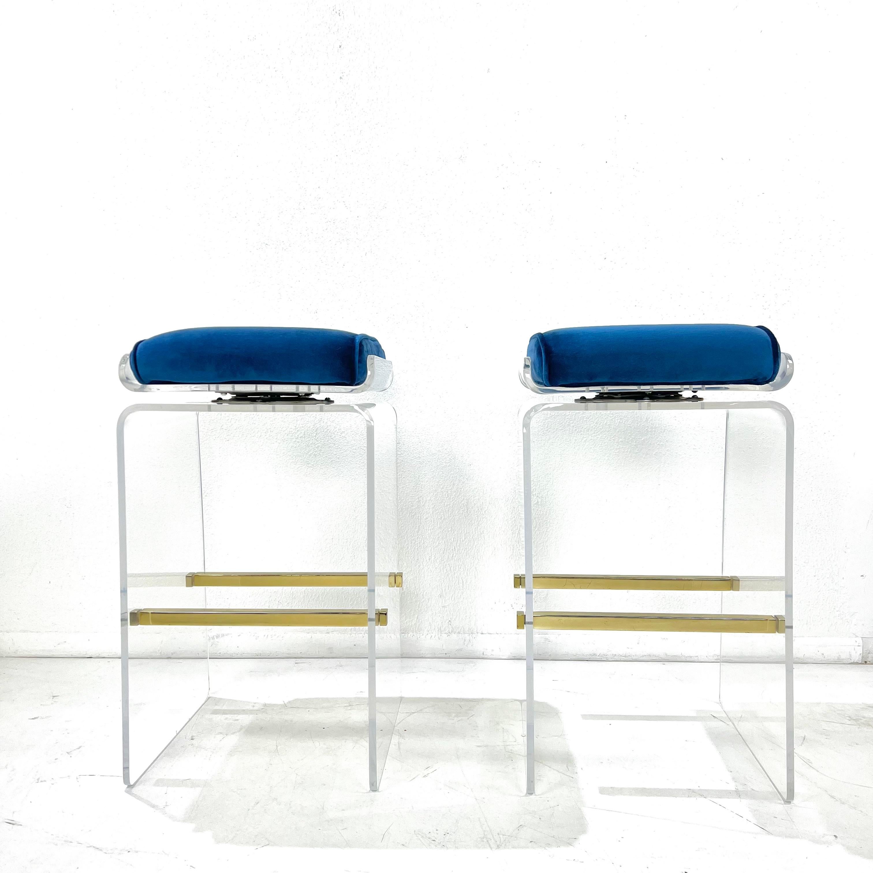 Hollywood Regency Coppia di sgabelli girevoli a cascata in lucite di Charles Hollis Jones in vendita