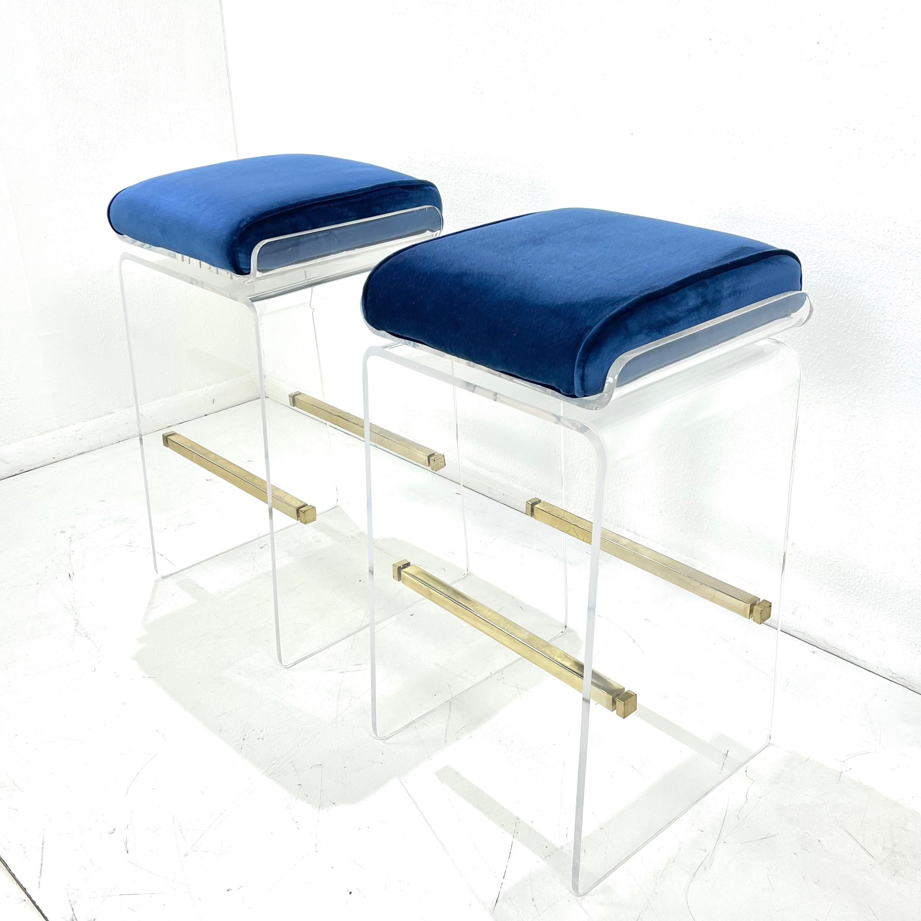 Americano Coppia di sgabelli girevoli a cascata in lucite di Charles Hollis Jones in vendita