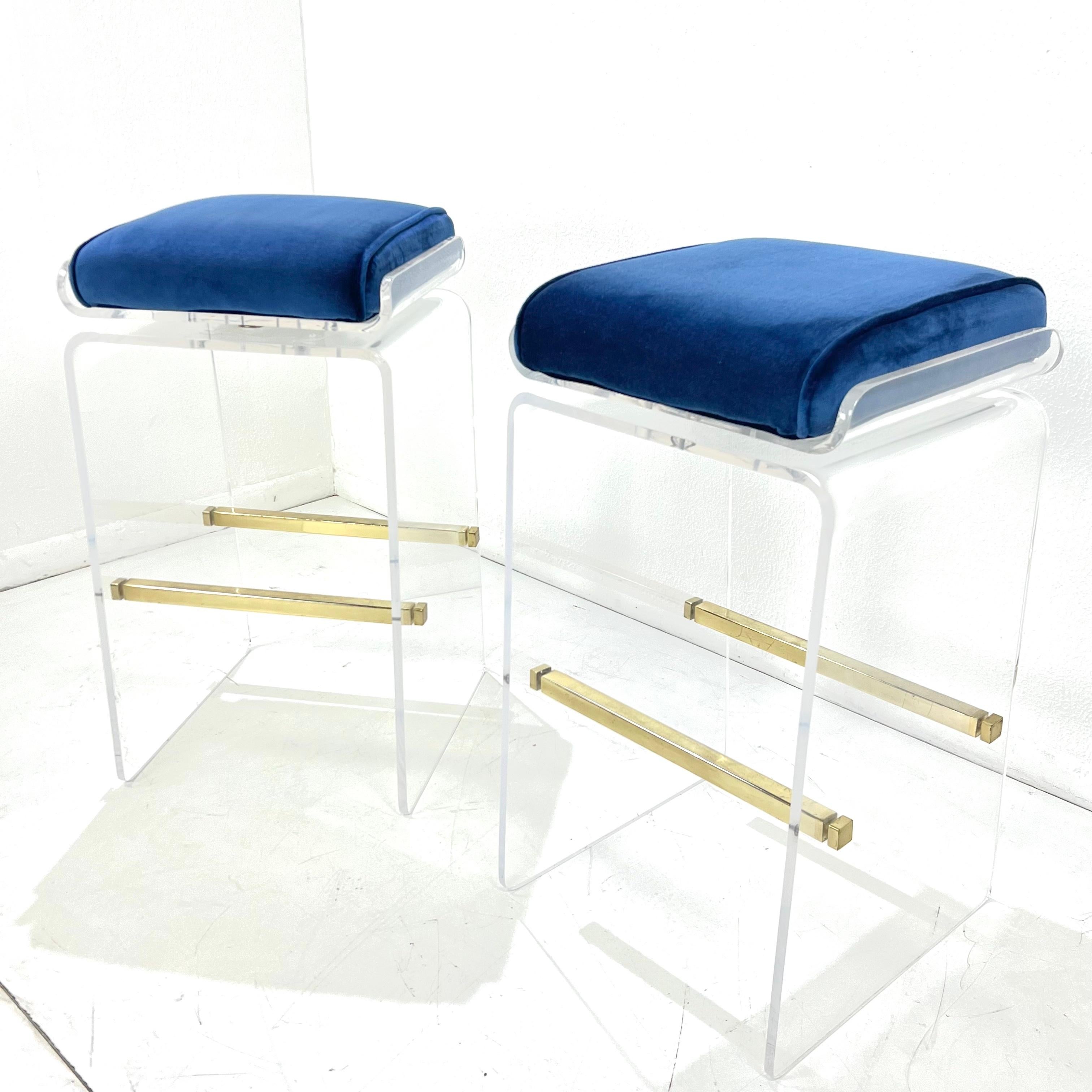 Coppia di sgabelli girevoli a cascata in lucite di Charles Hollis Jones In condizioni buone in vendita a Dallas, TX